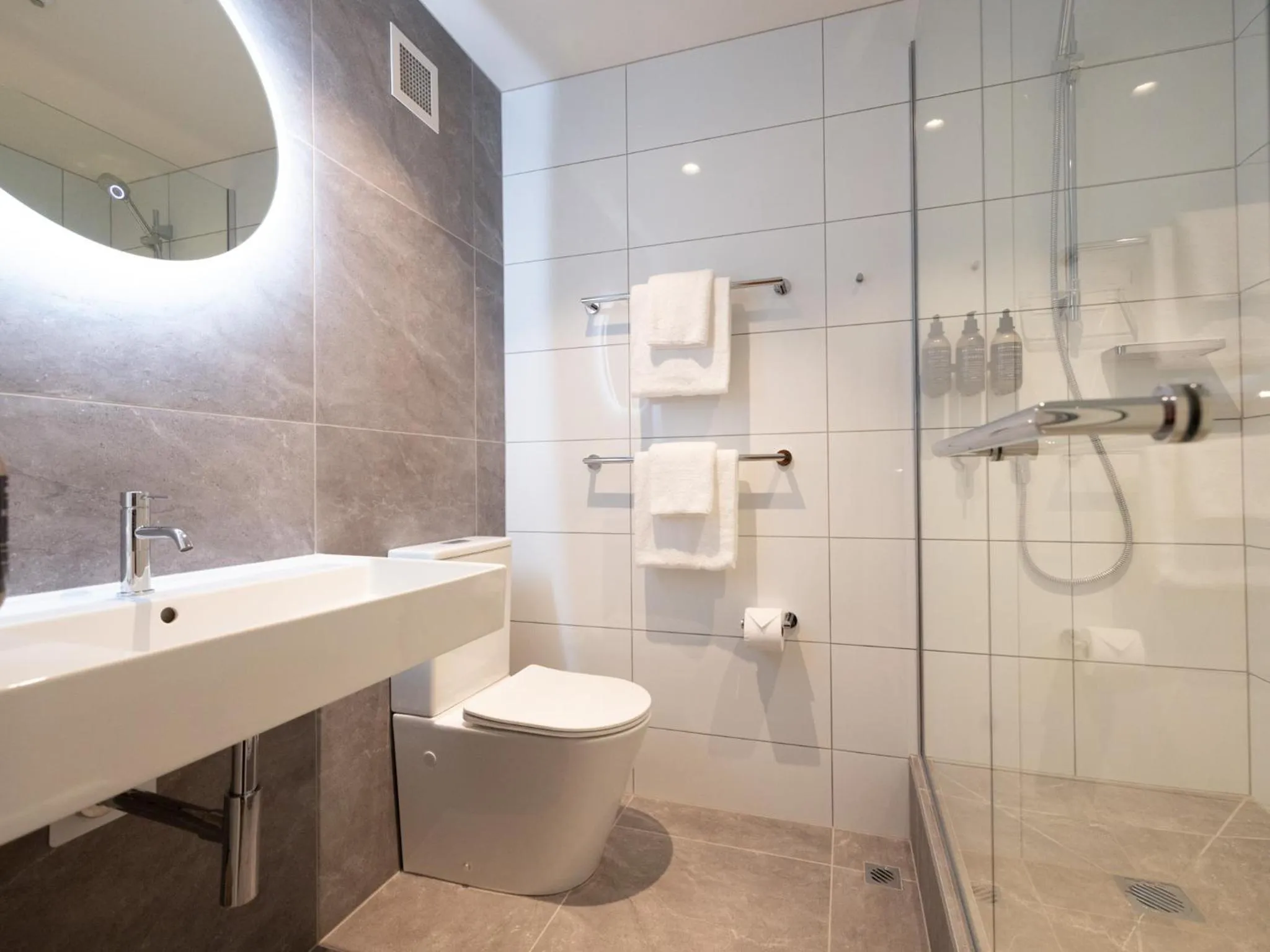 Shower in Auckland Rose Park Hotel