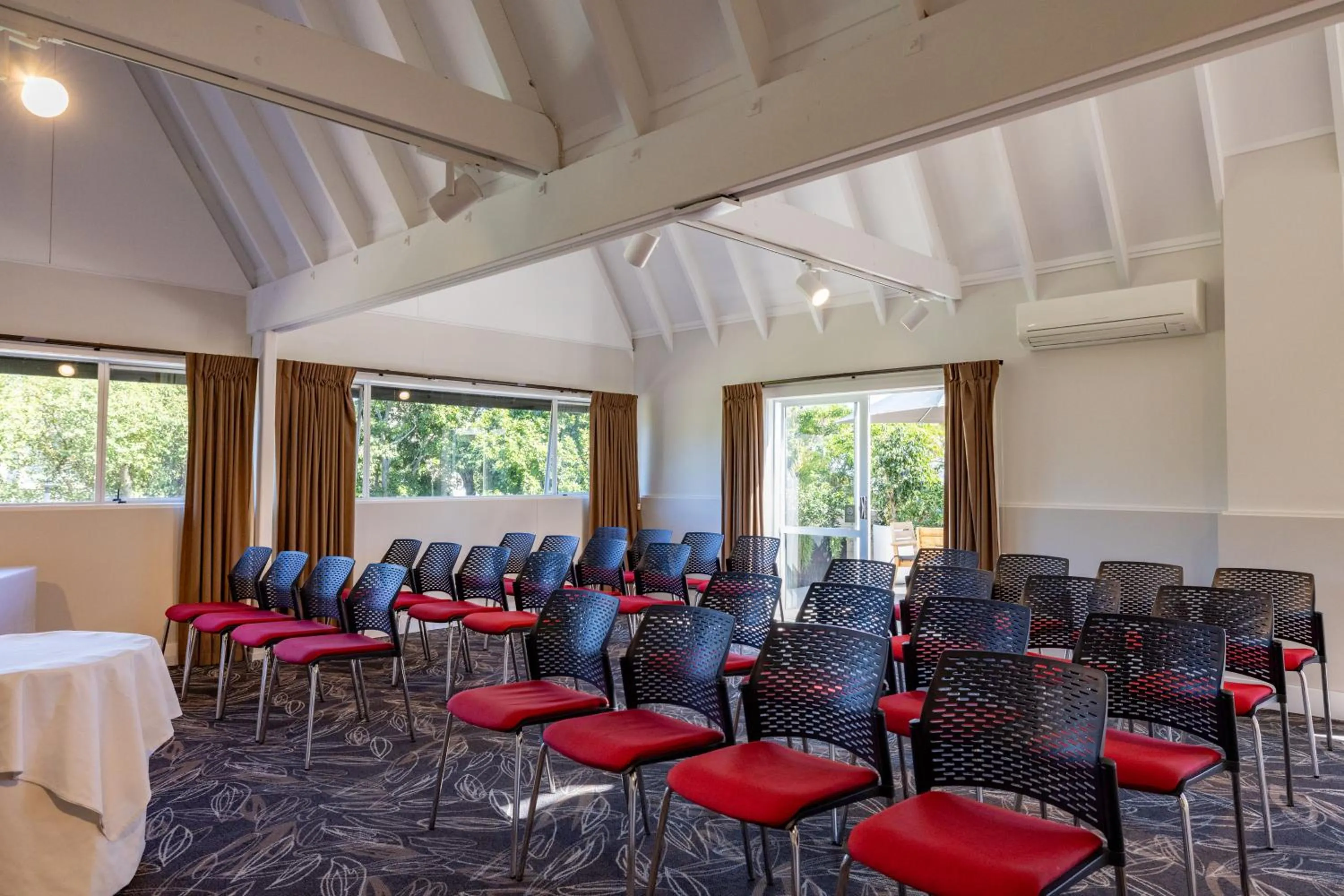 Meeting/conference room in Auckland Rose Park Hotel