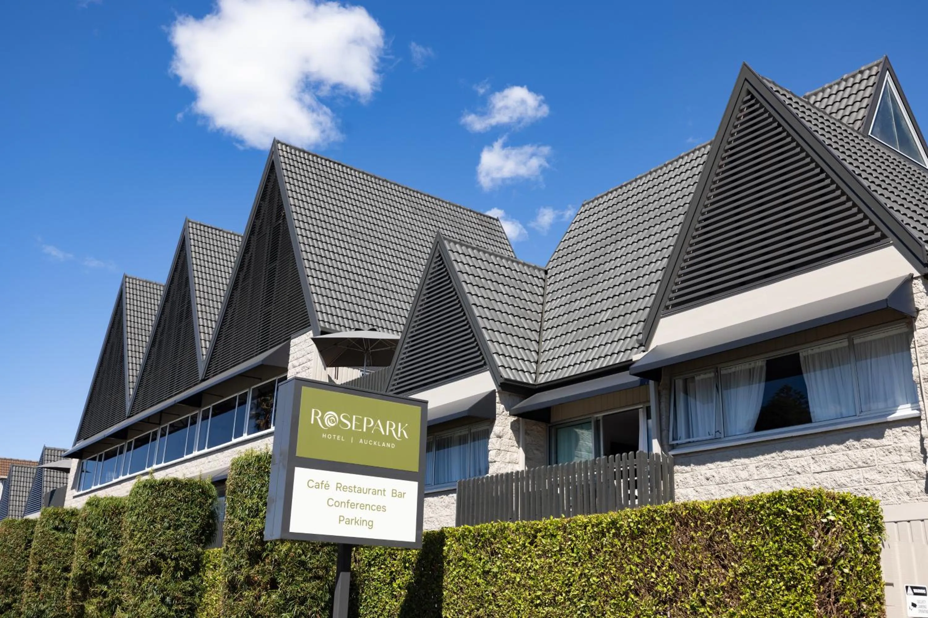 Property building in Auckland Rose Park Hotel