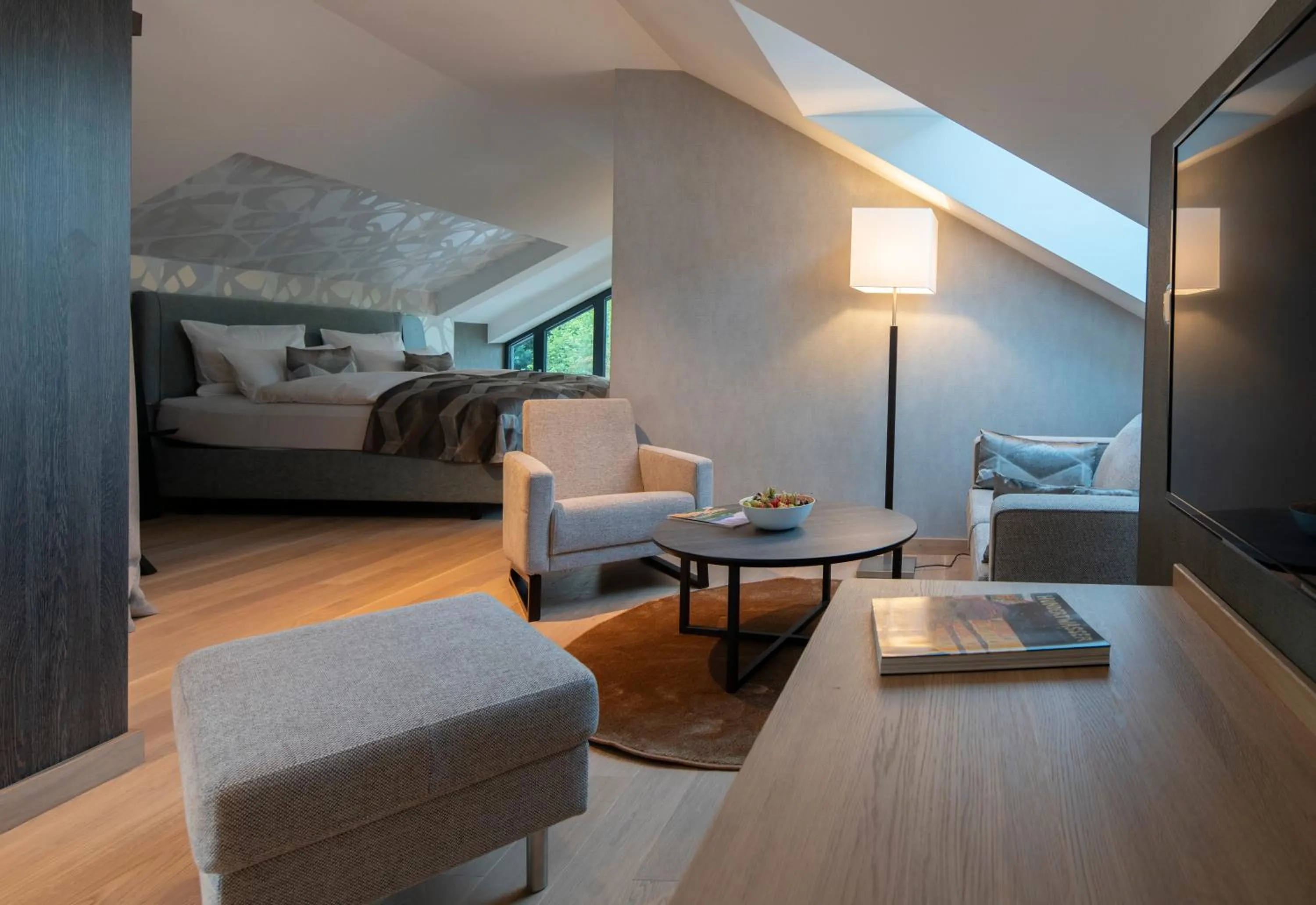 Seating area, Bed in Essensio Hotel Düsseldorf