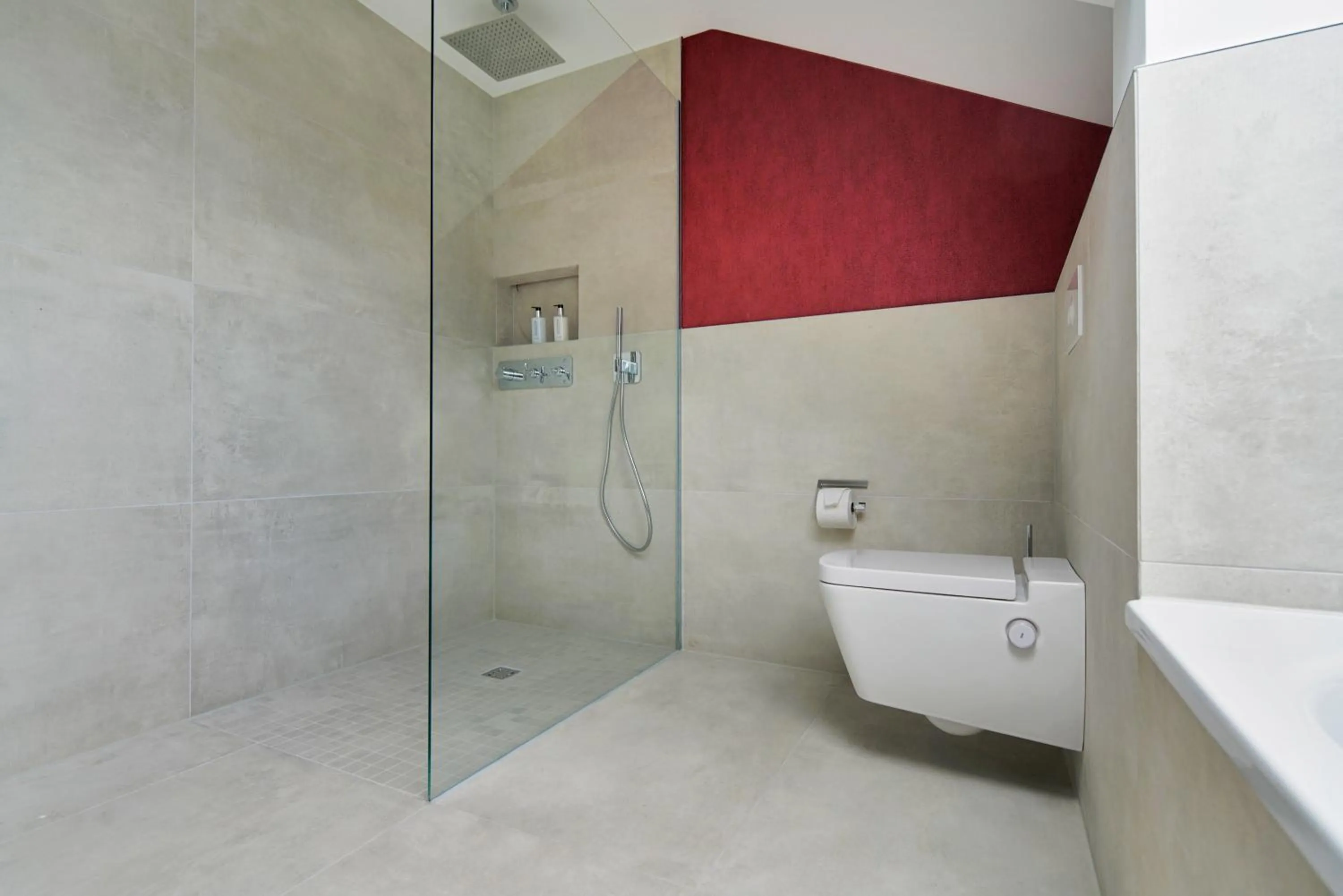 Shower in Essensio Hotel Düsseldorf