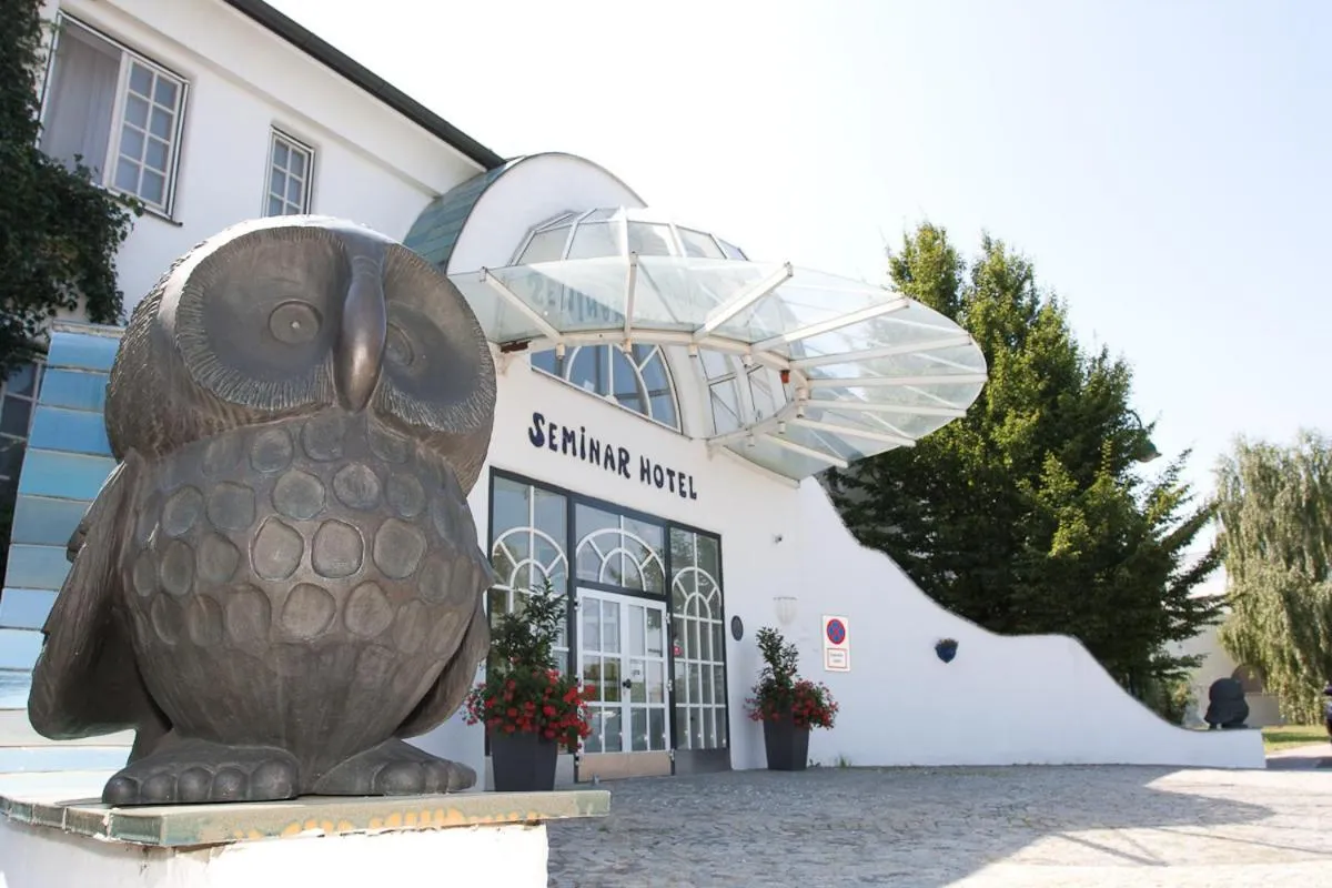 Facade/entrance in Seminarhotel Göttlesbrunn