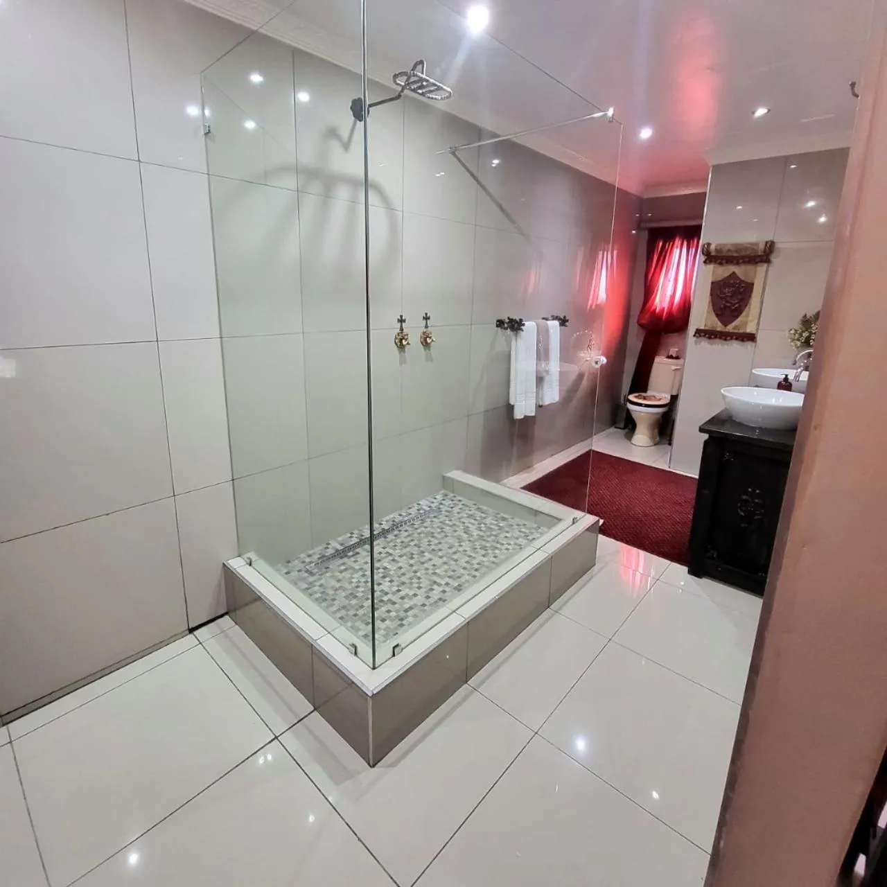 Shower in Excalibur Boutique Hotel