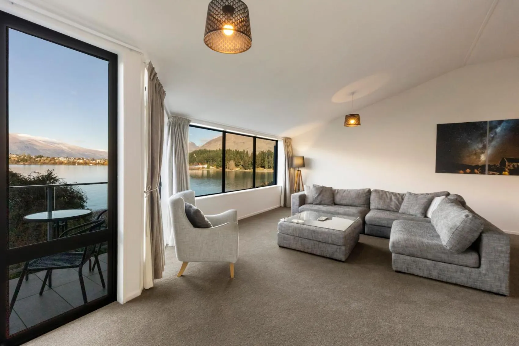 Seating area in Spinnaker Bay Apartments