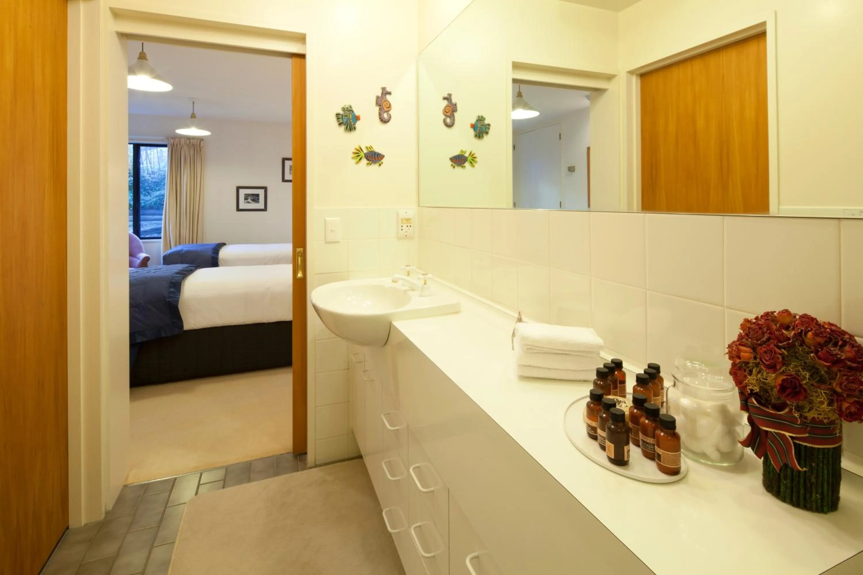 Bathroom, Bed in Spinnaker Bay Apartments
