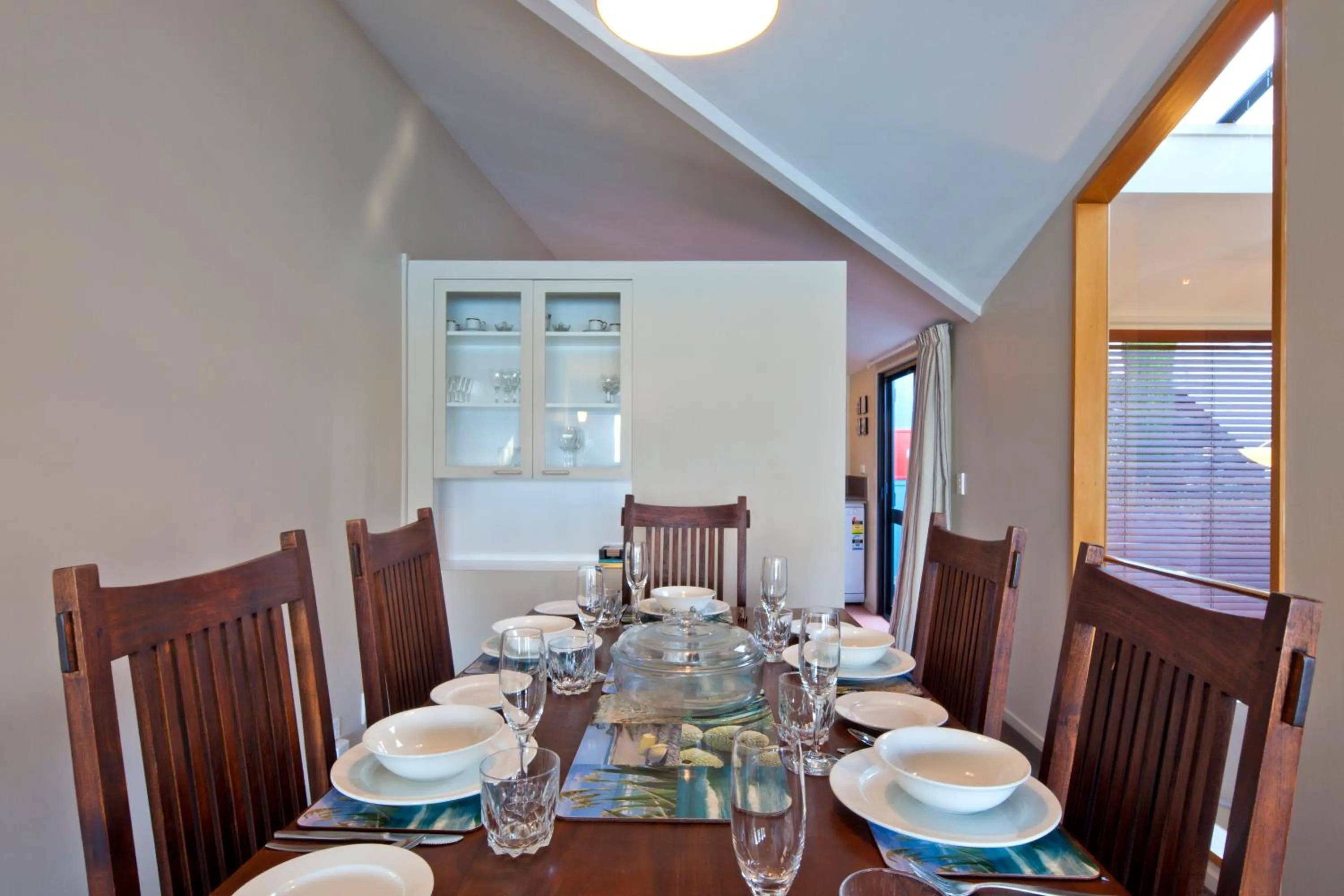 Dining area in Spinnaker Bay Apartments