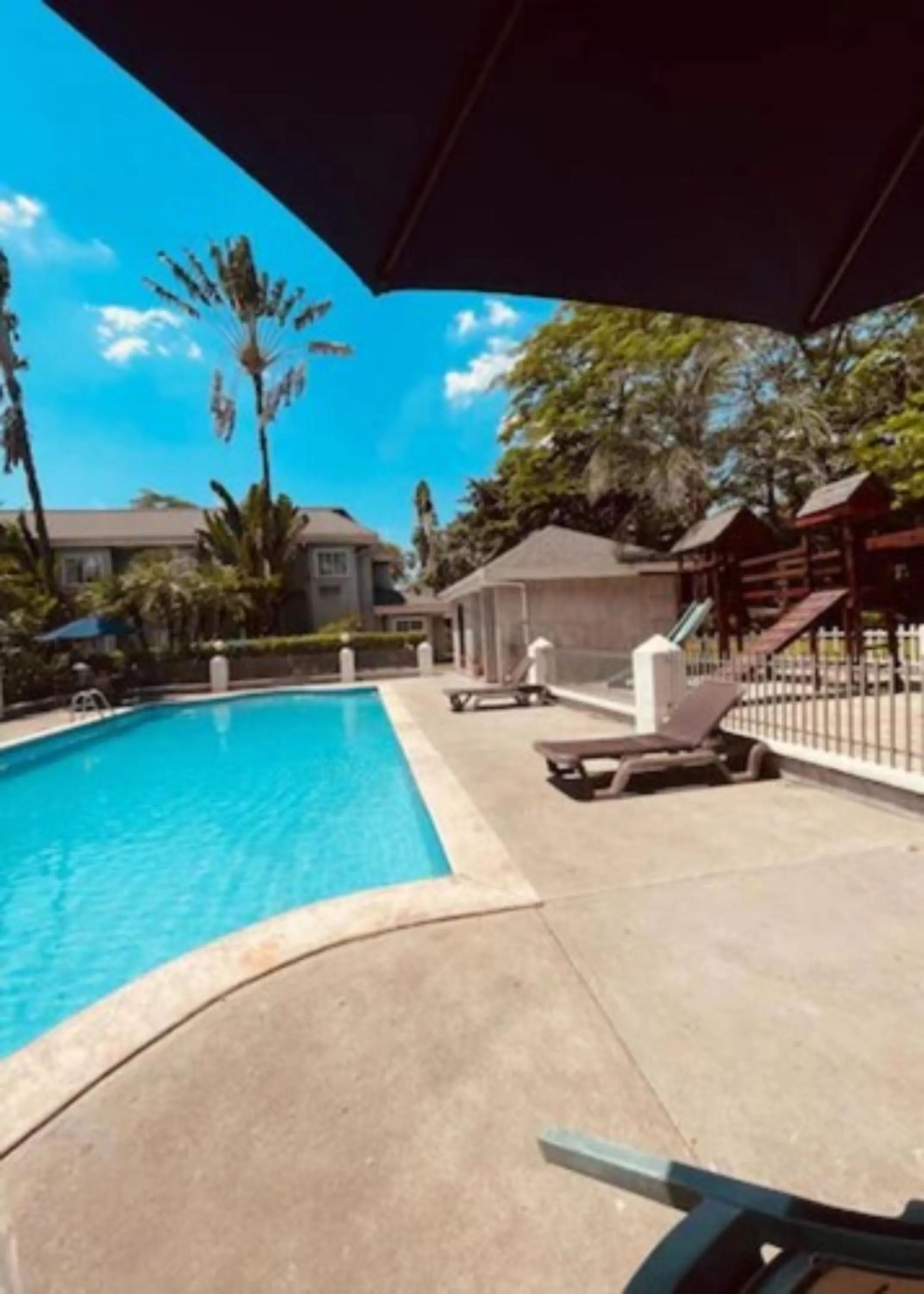 Swimming pool in Metrotel Express