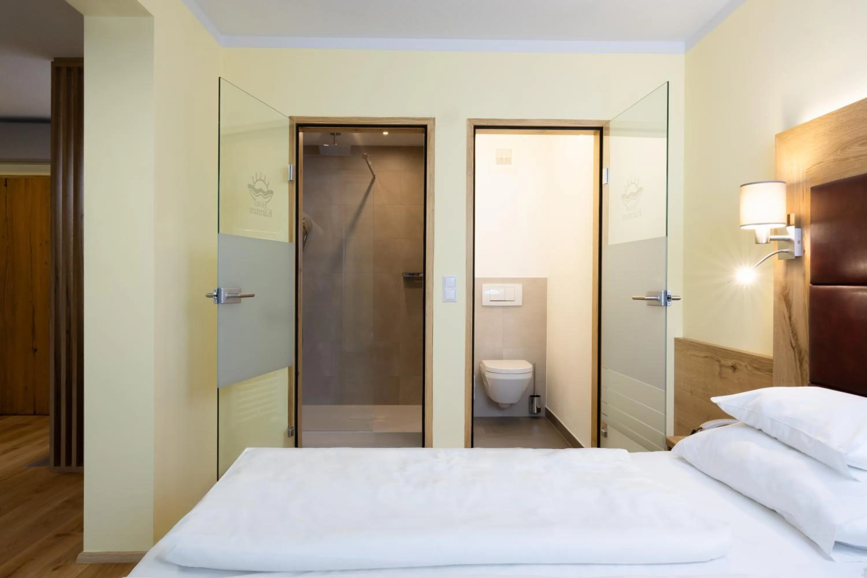 Toilet, Bed in Hotel Kärnten