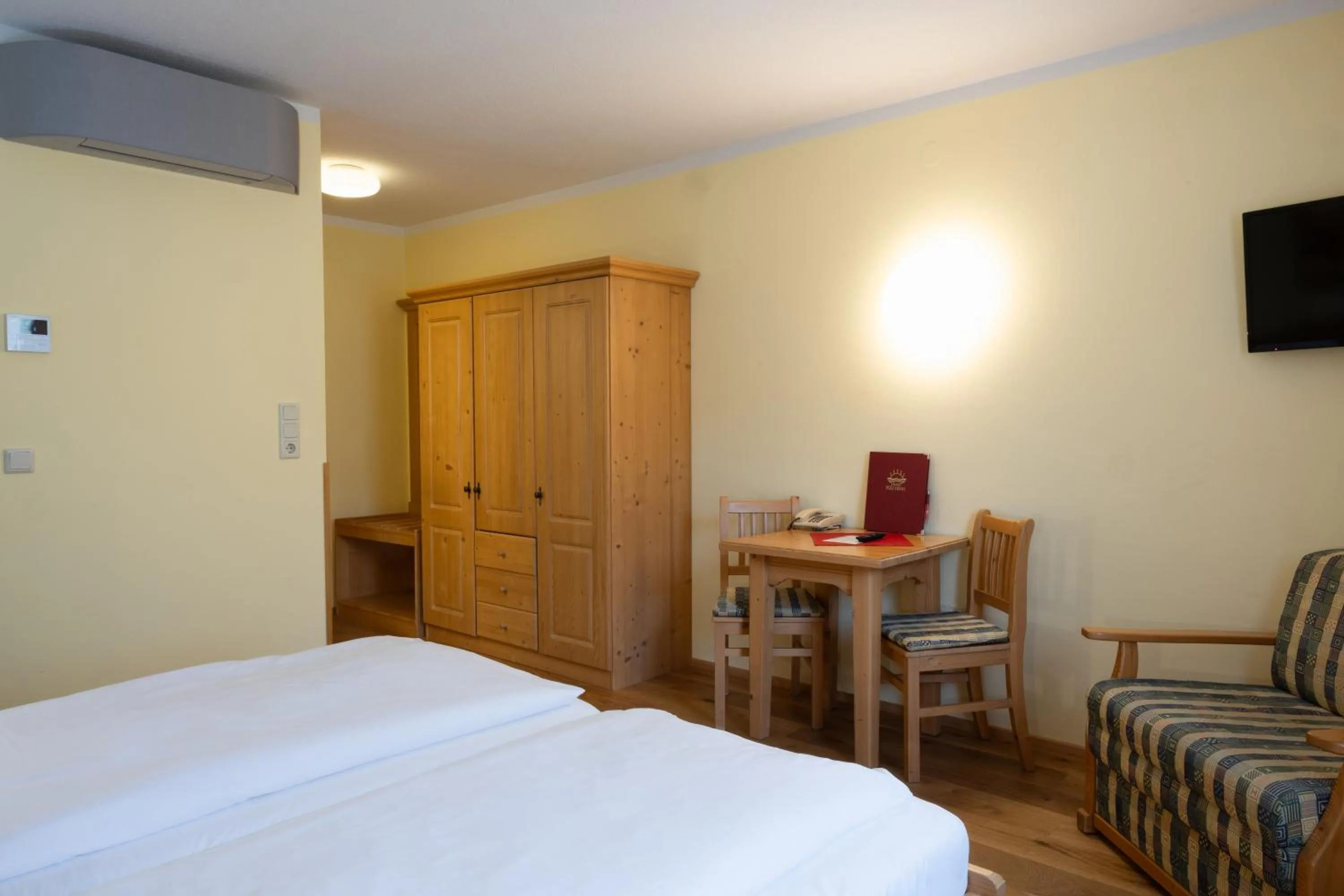 Photo of the whole room, Bed in Hotel Kärnten