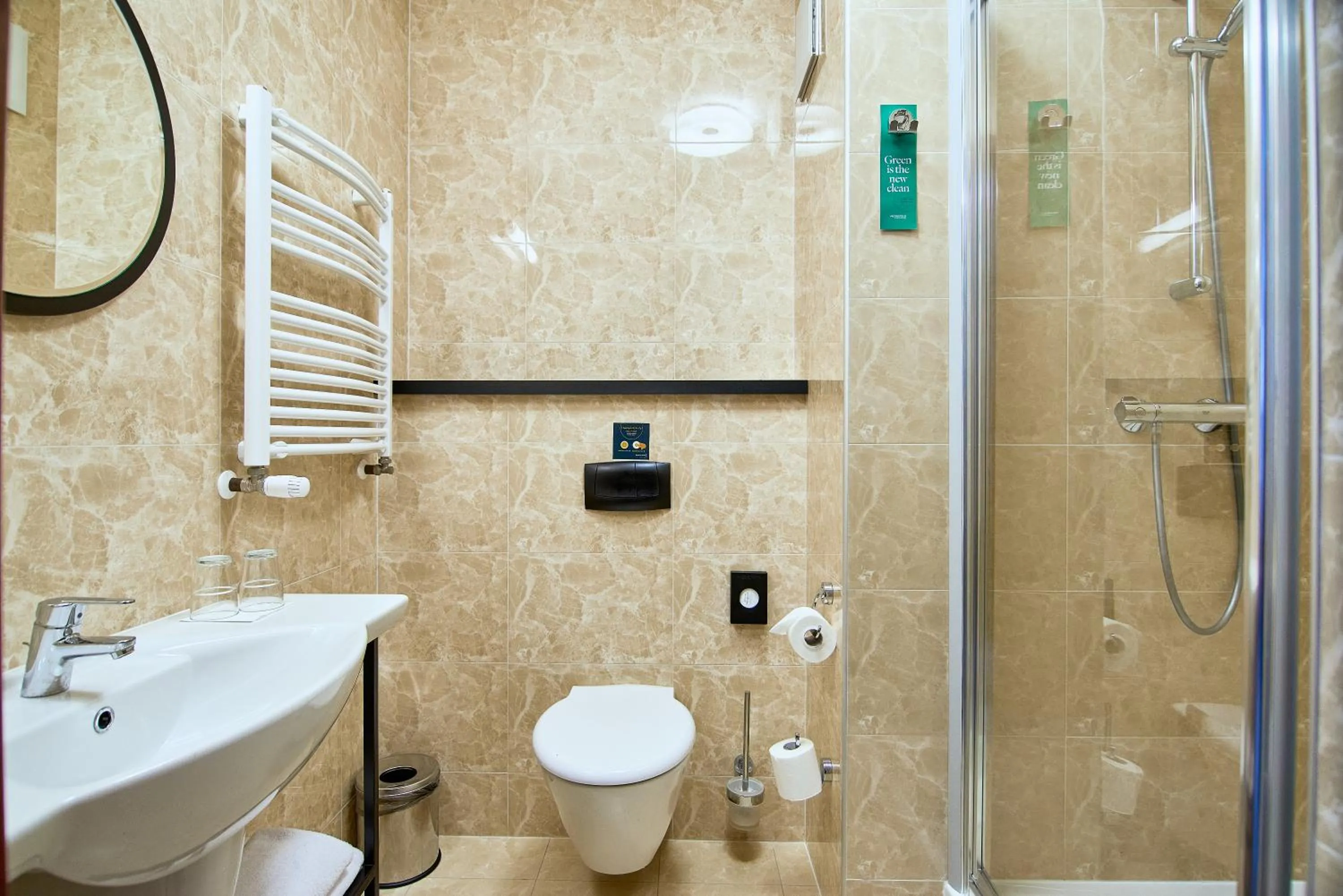 Shower in Metropolo by Golden Tulip Krakow