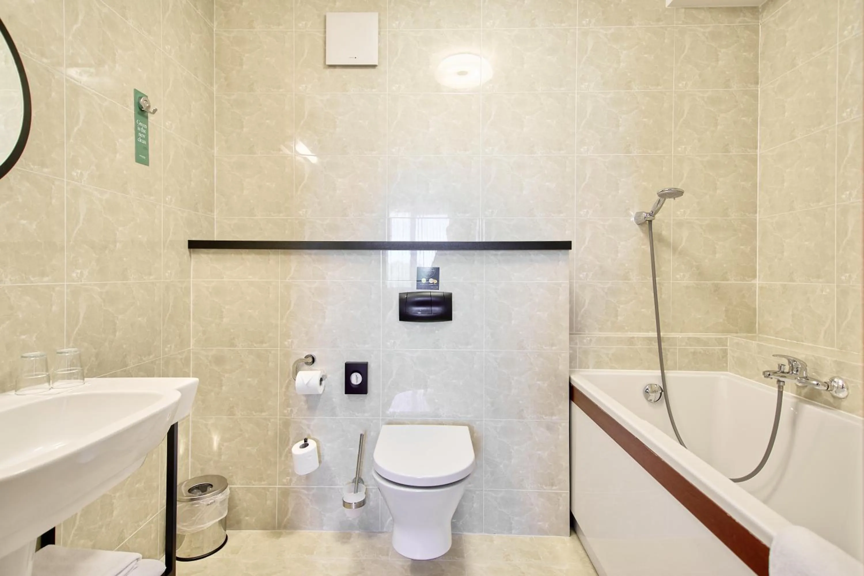 Shower in Metropolo by Golden Tulip Krakow