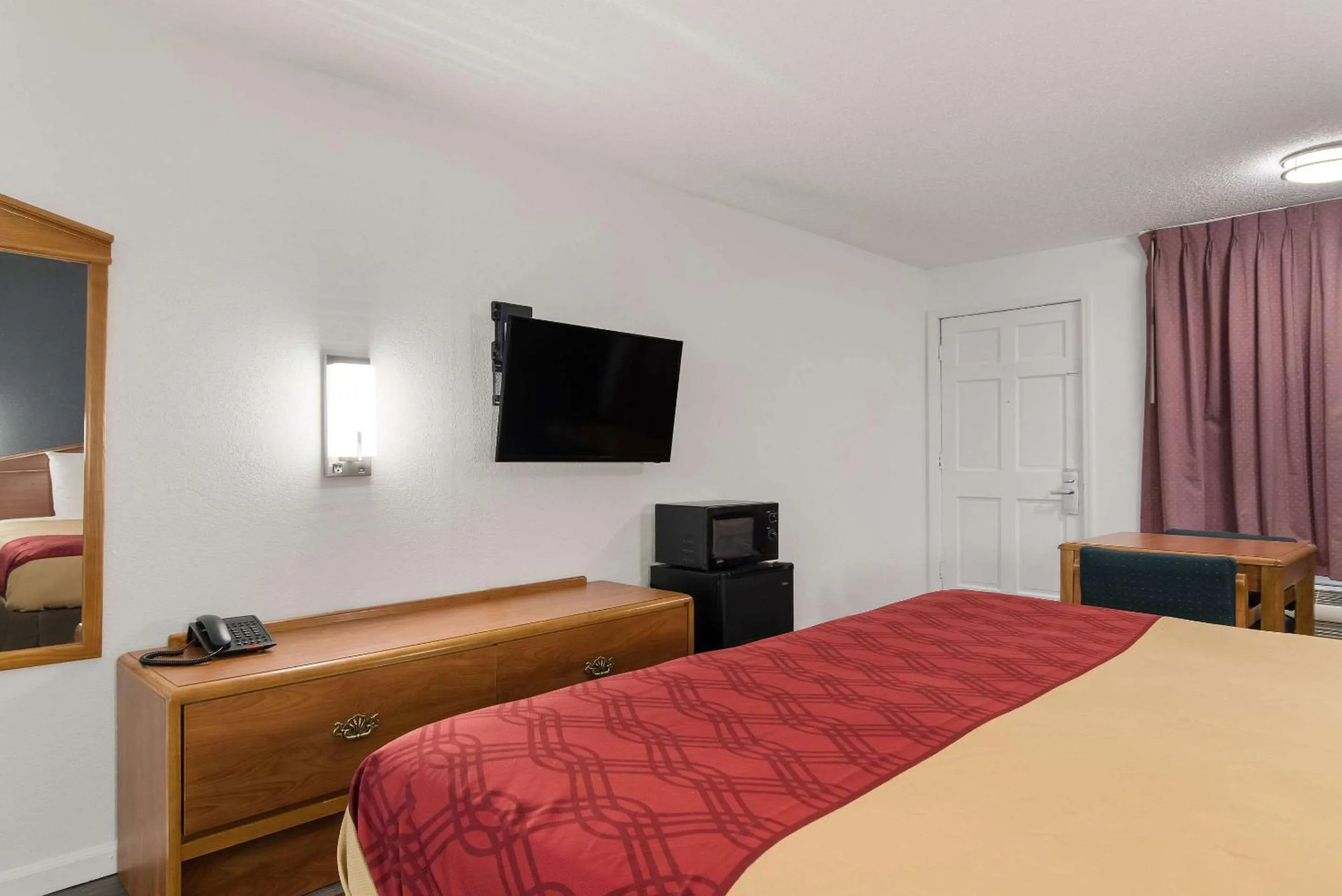 Bedroom, Bed in Econo Lodge Calhoun North Damascus