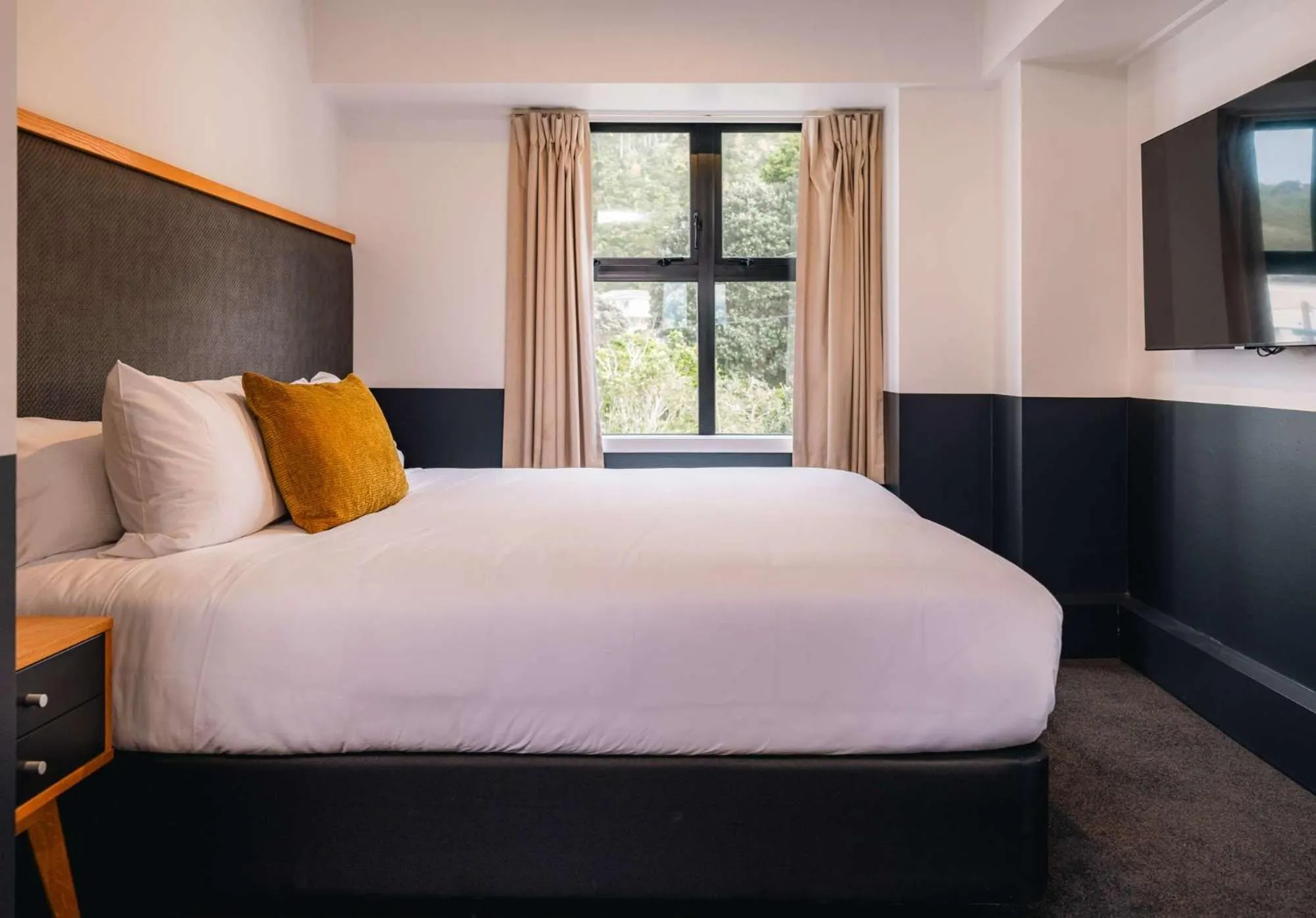 Photo of the whole room, Bed in WQ Wellington Quarter Hotel