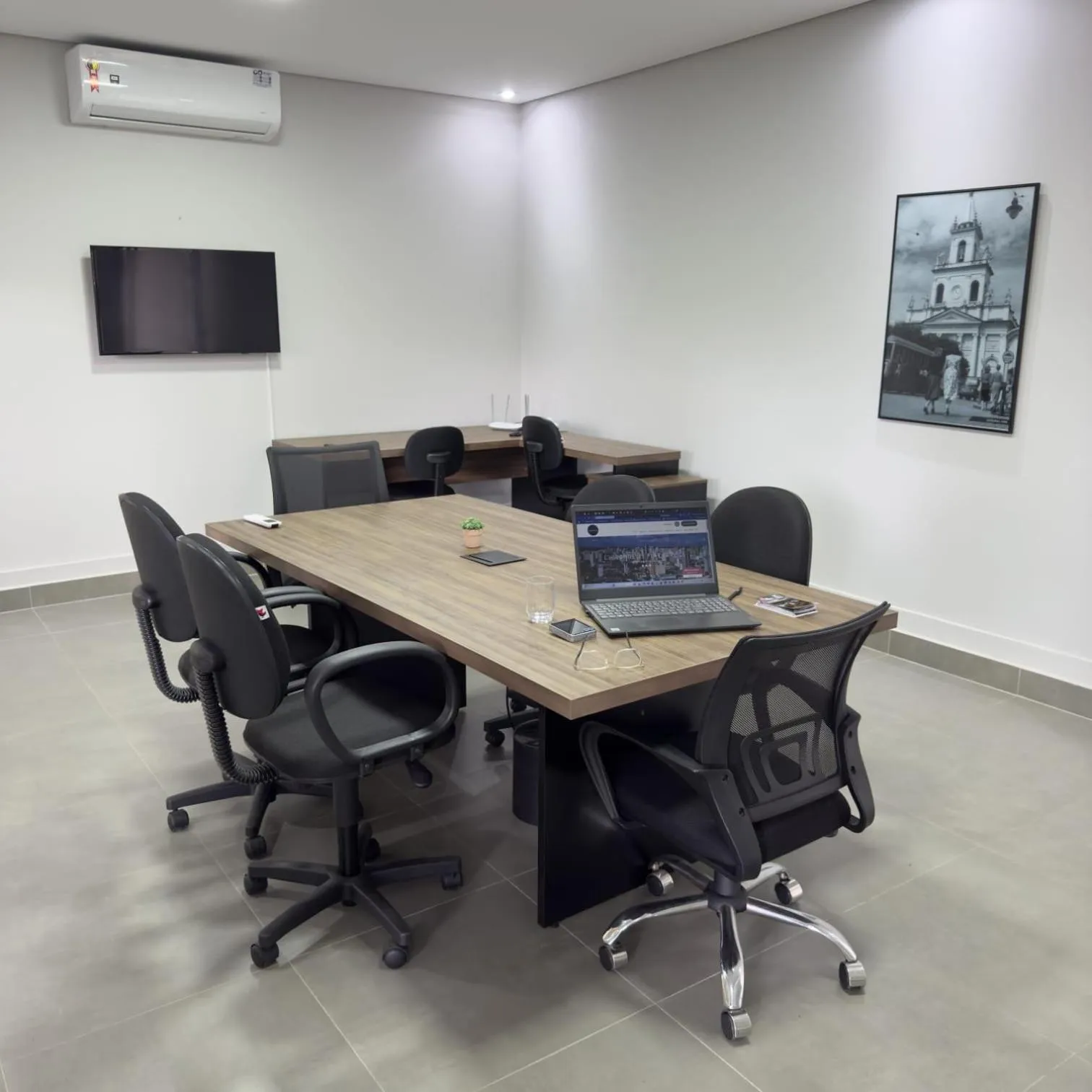 L'Hirondelle Flat Service