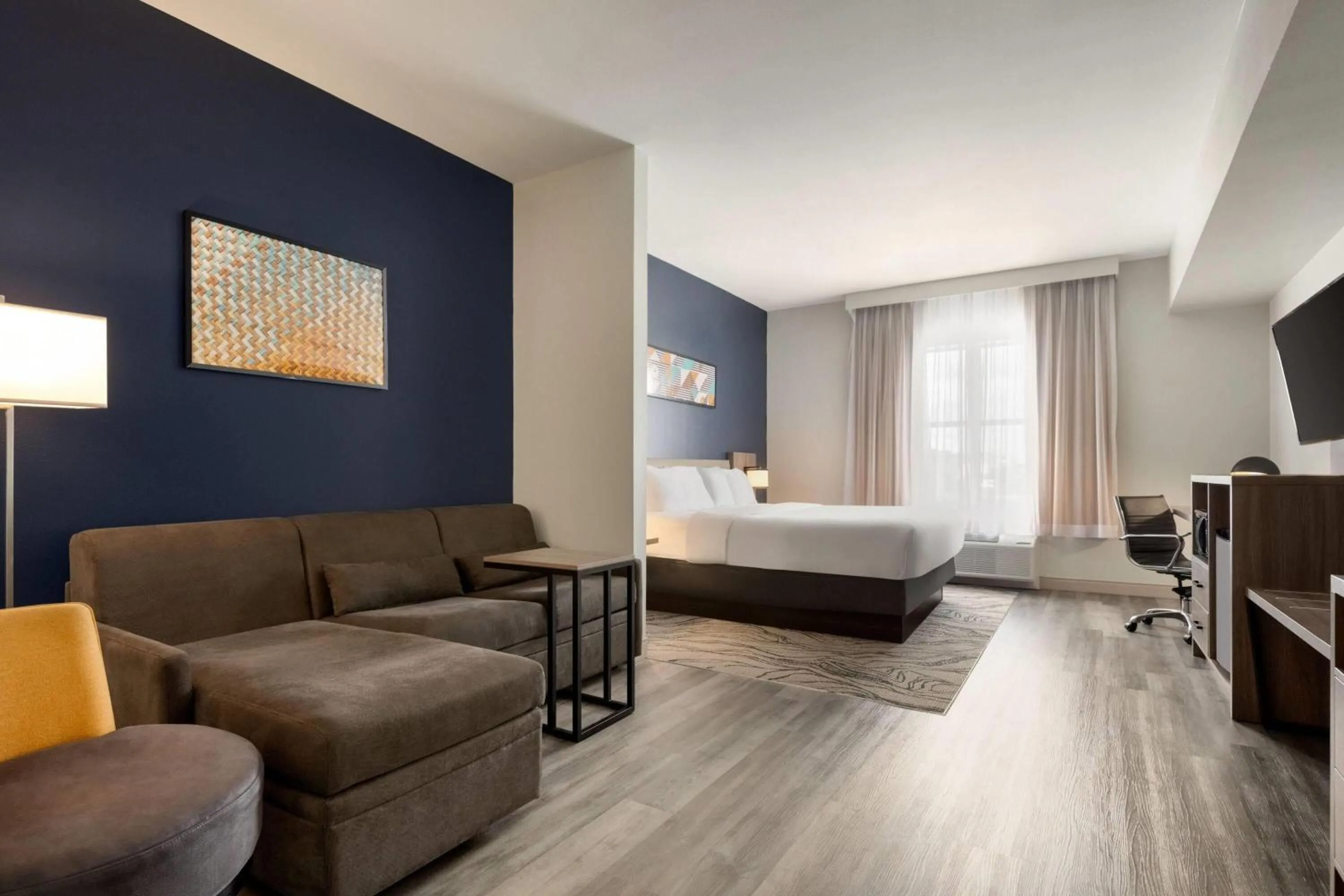 Photo of the whole room, Bed in La Quinta by Wyndham Montgomery