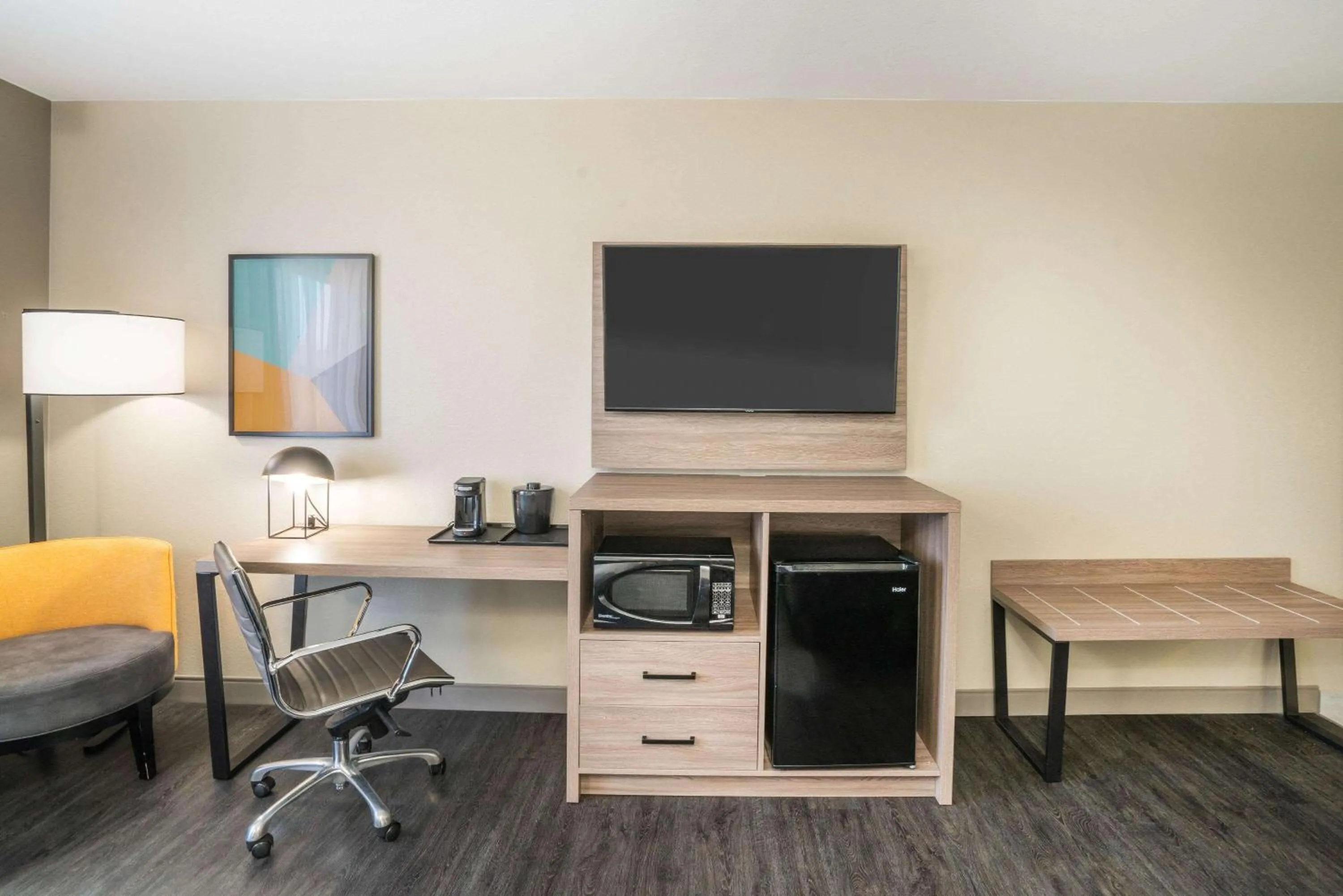 Photo of the whole room in La Quinta by Wyndham Montgomery