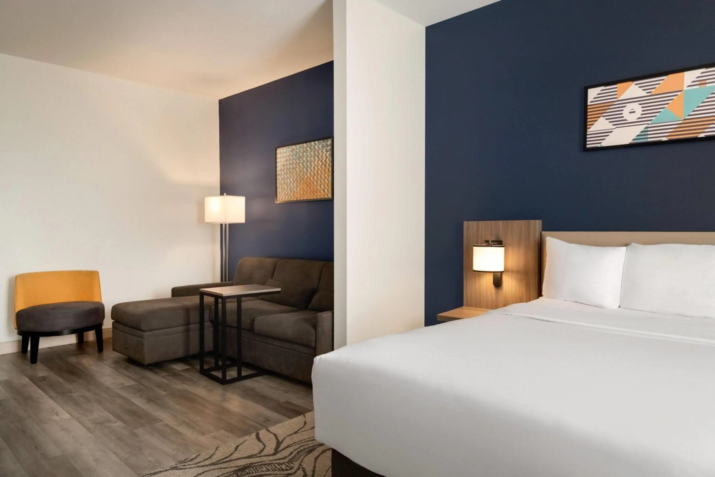 Photo of the whole room, Bed in La Quinta by Wyndham Montgomery