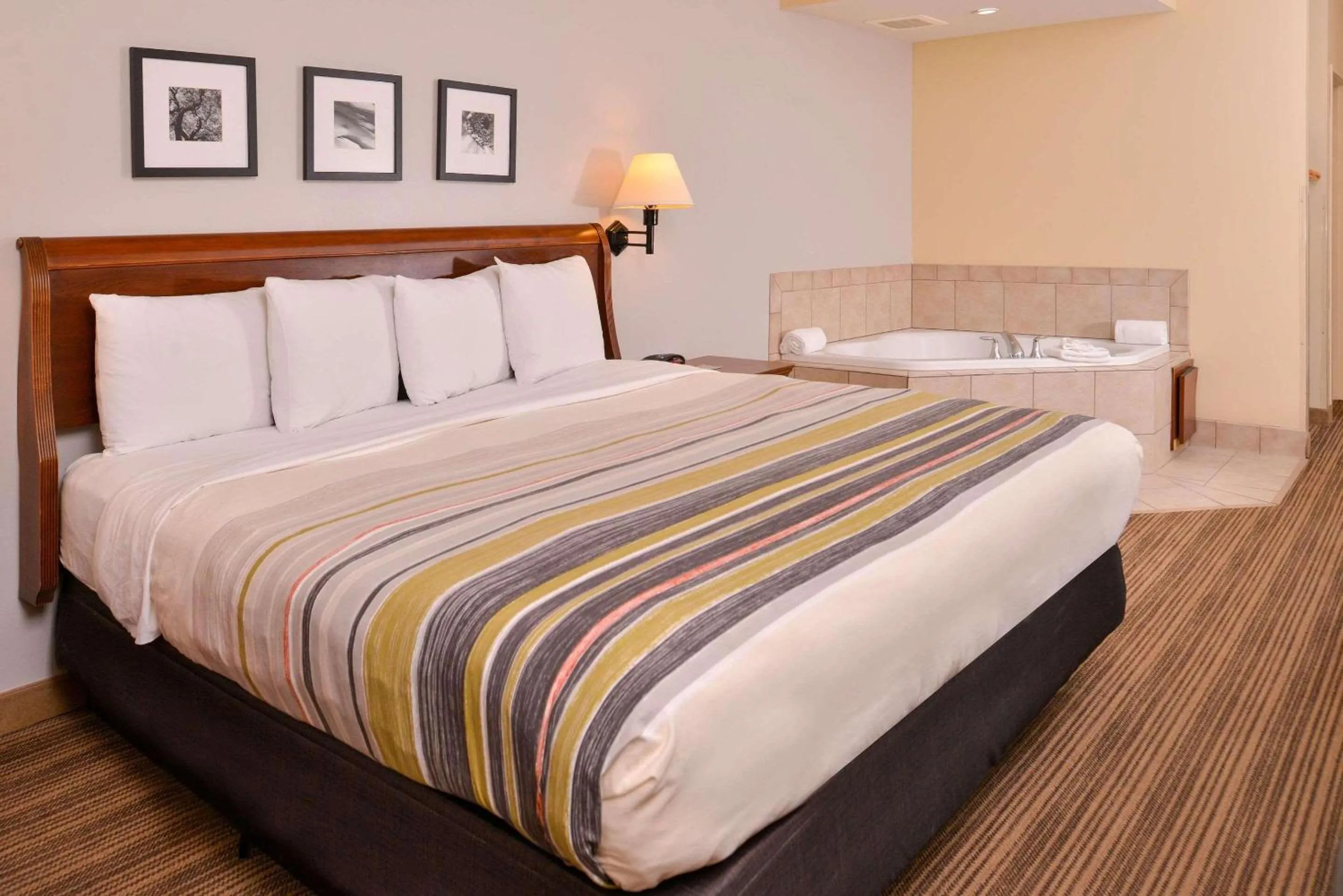 Bedroom, Bed in Country Inn & Suites by Radisson, Omaha Airport, IA