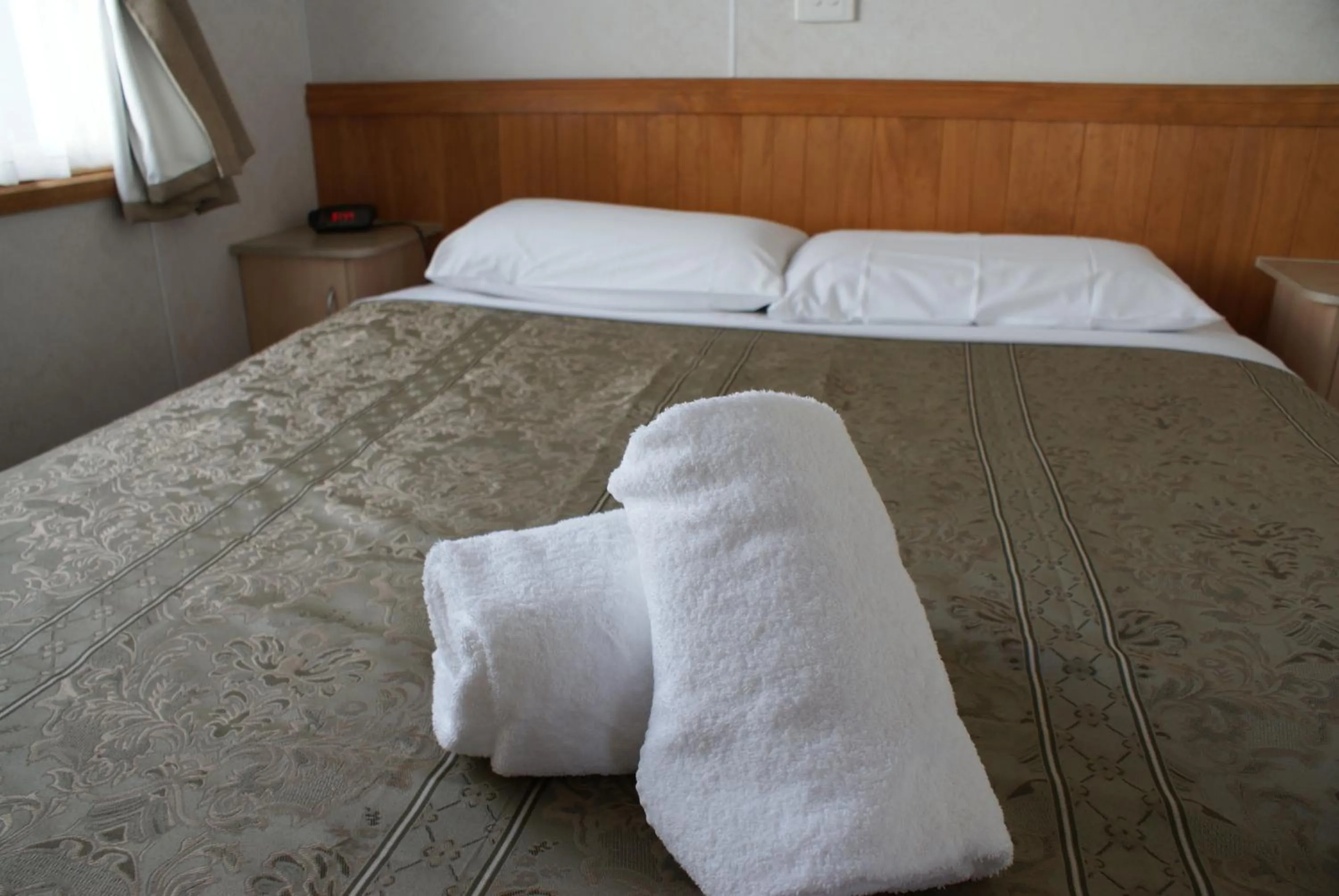 Bed in Warrnambool Motel and Holiday Park