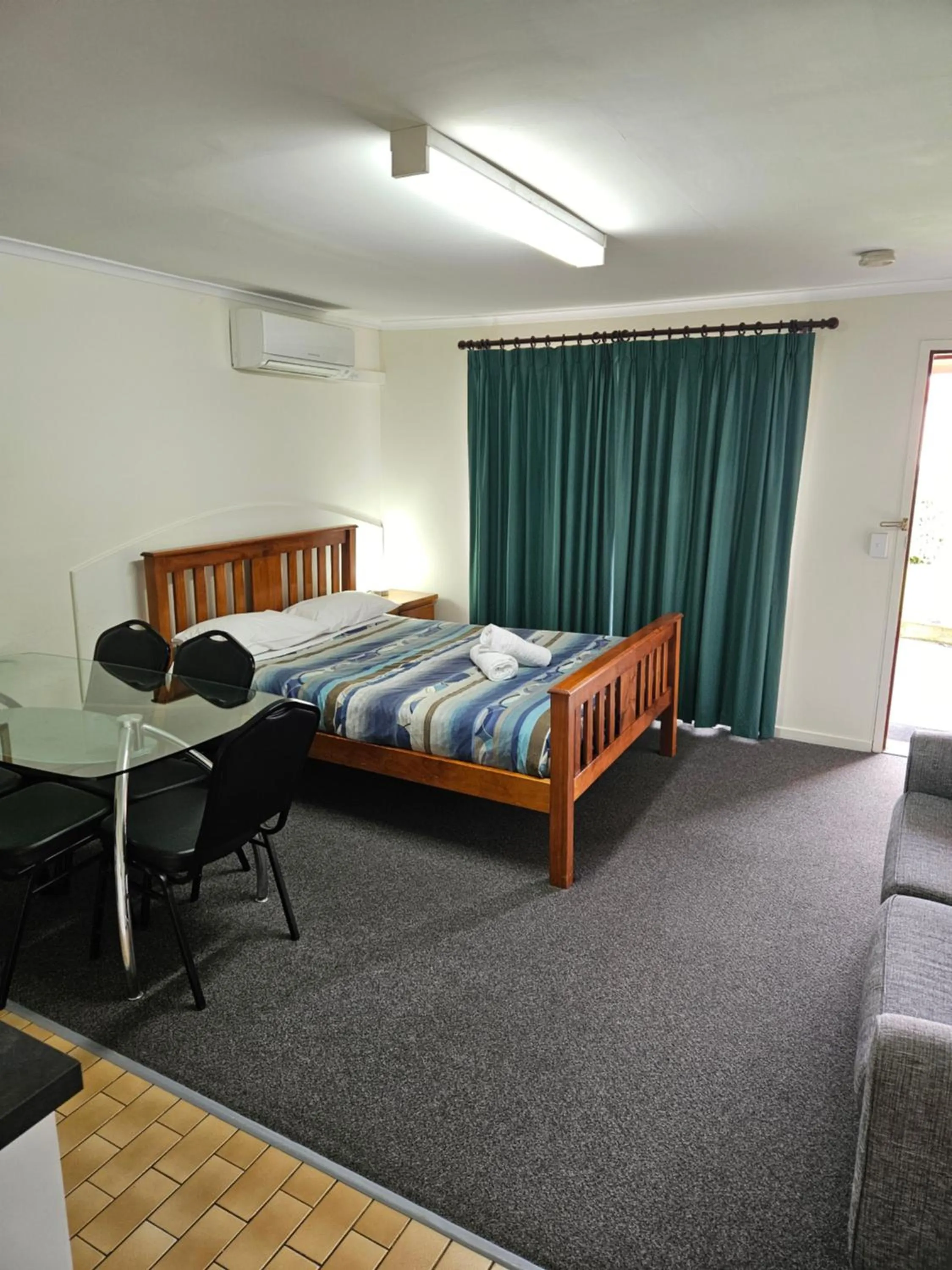 Bed in Warrnambool Motel and Holiday Park