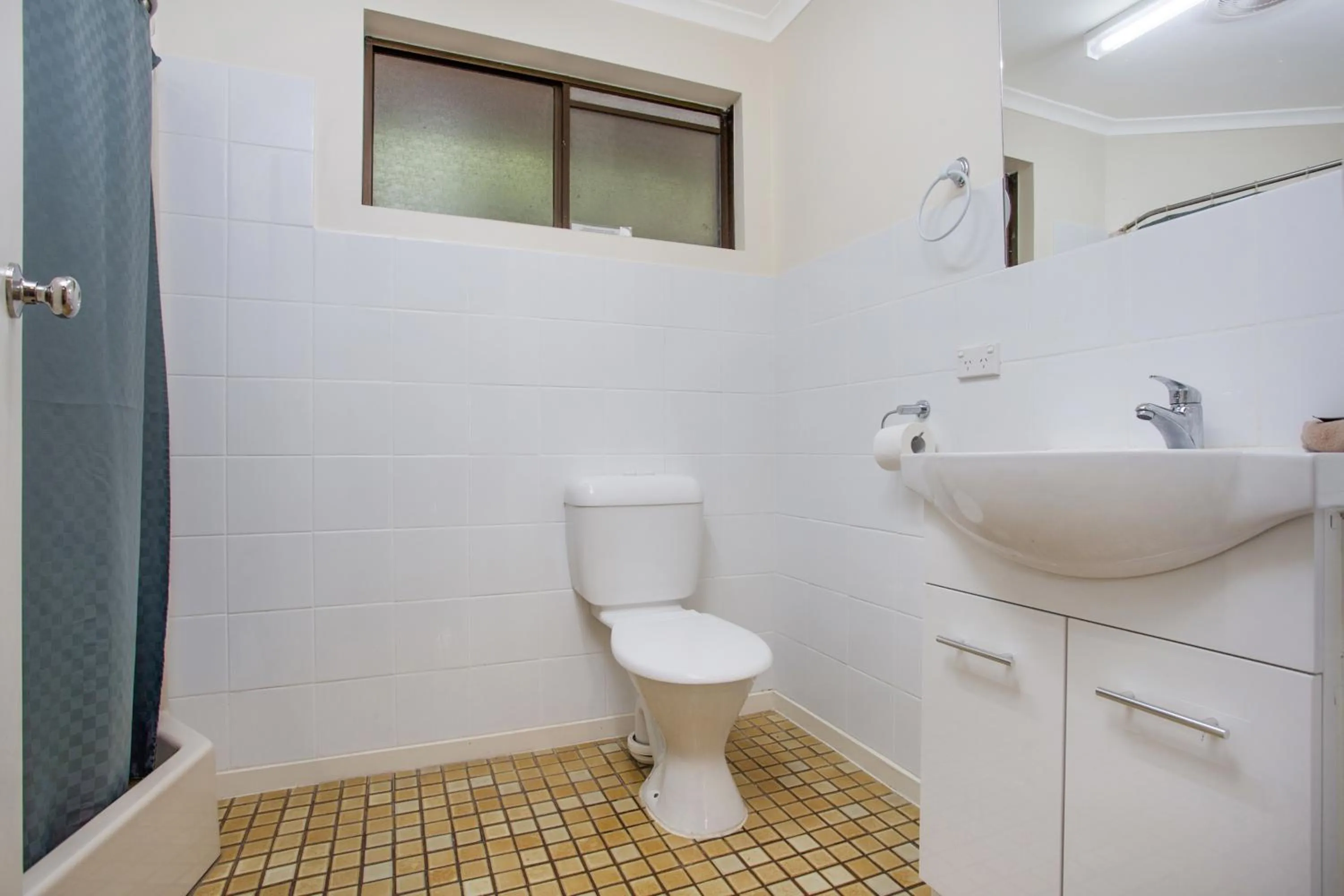 Bathroom in Warrnambool Motel and Holiday Park