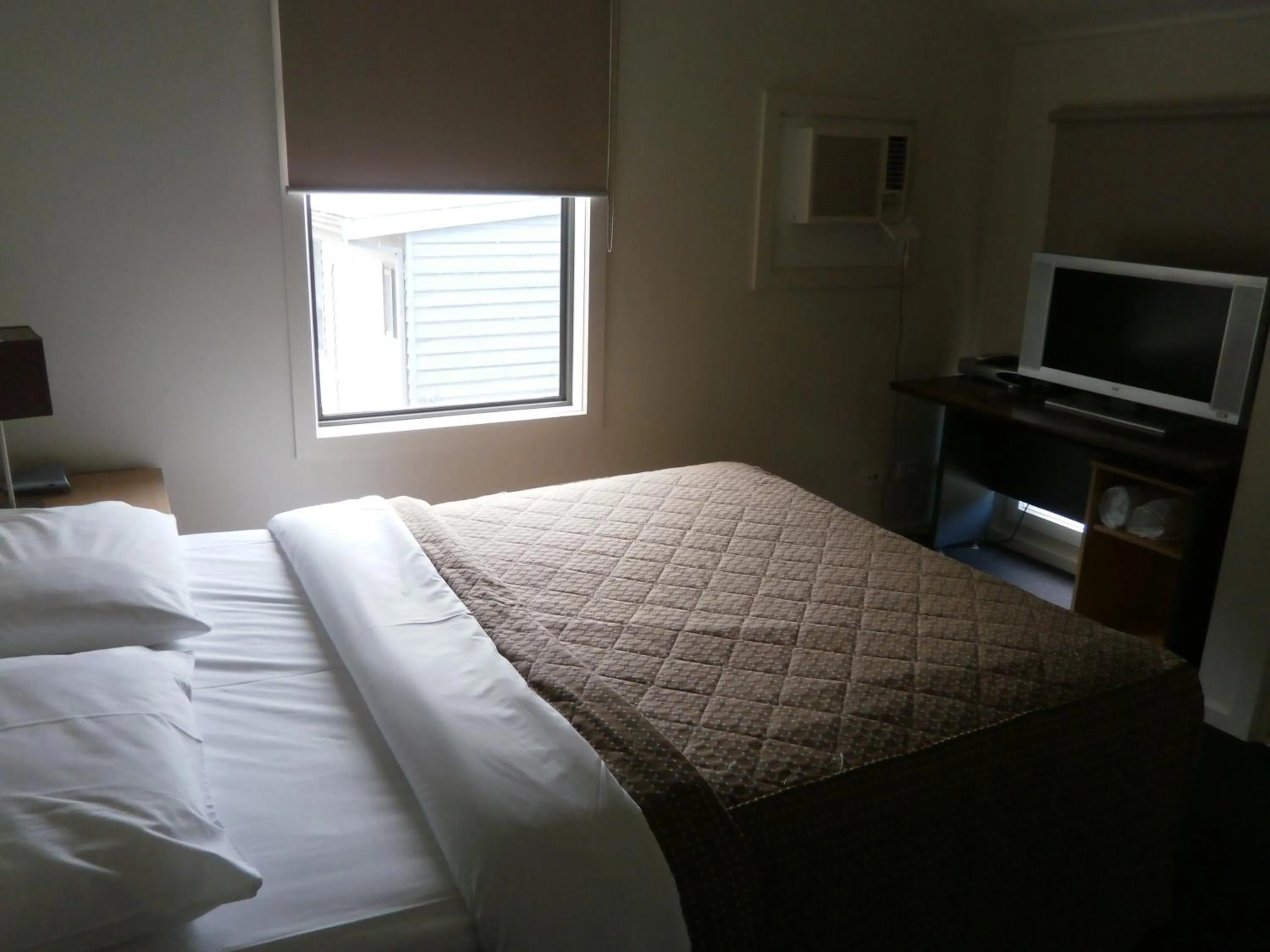 Bedroom, Bed in Sovereign Views Apartments