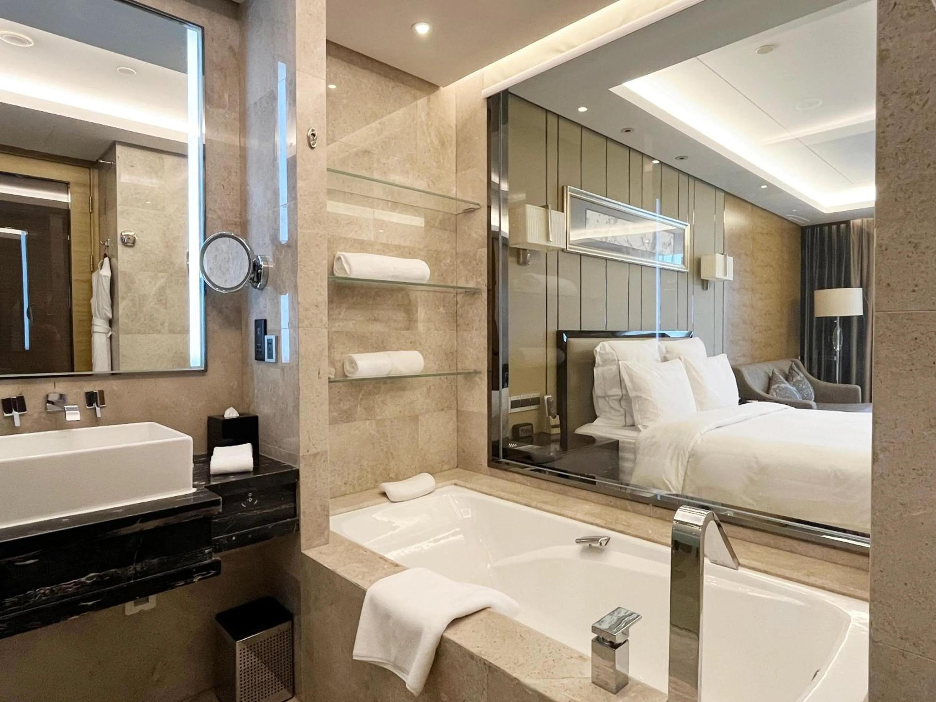 Bath, Bed in Pullman Wuxi New Lake