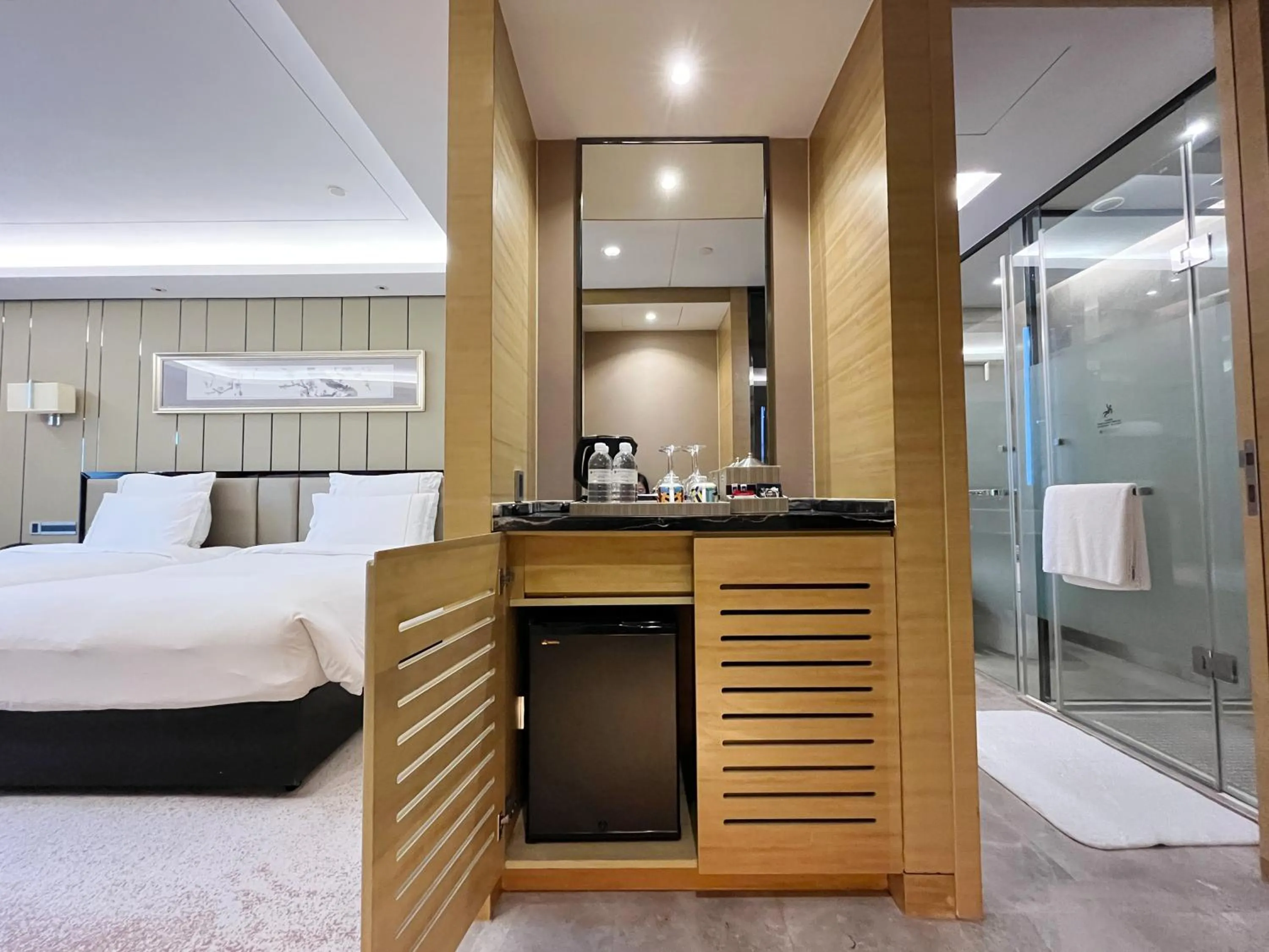 minibar, Bed in Pullman Wuxi New Lake