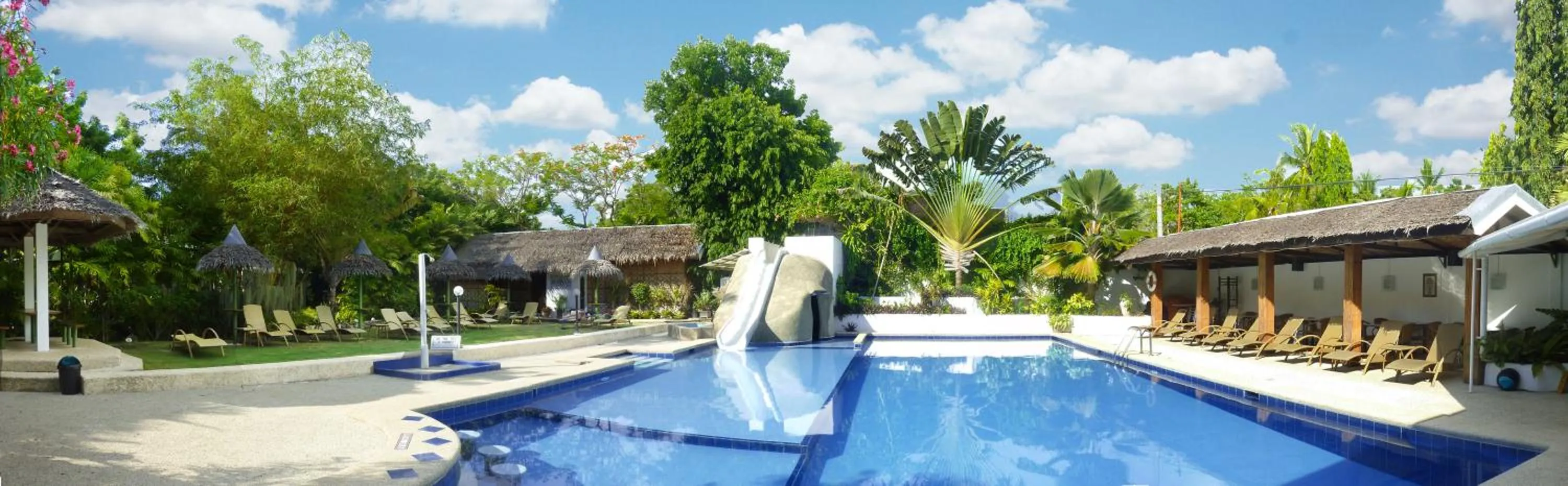 Swimming pool in Marcosas Cottages Resort