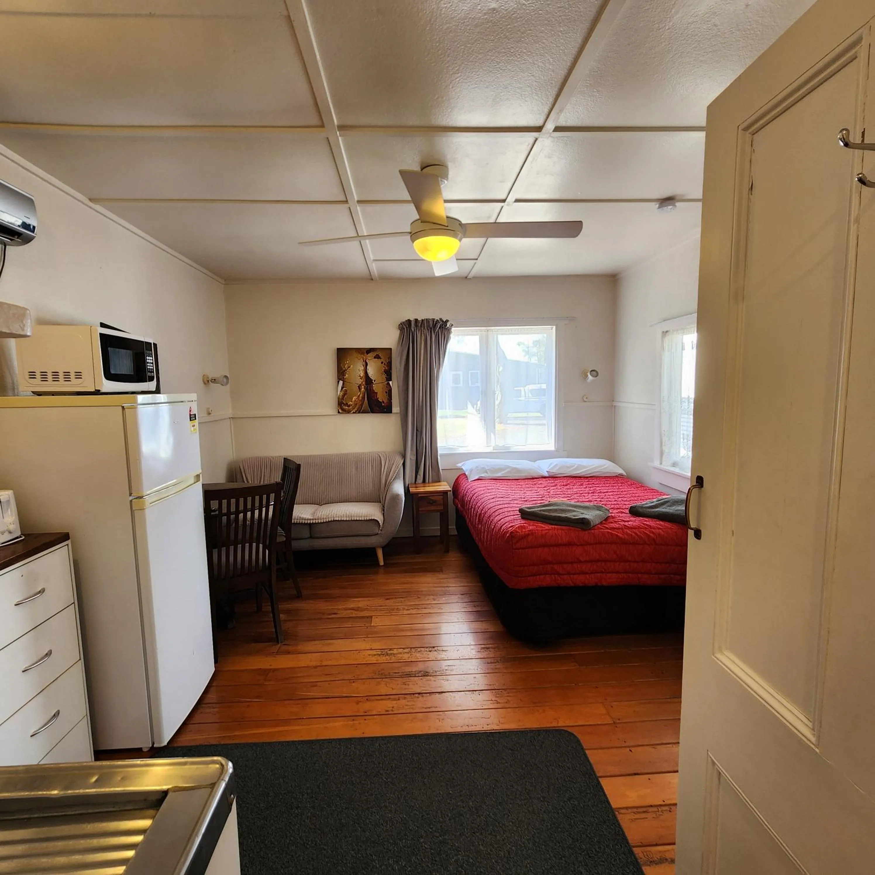 Kitchen or kitchenette, Bed in Westshore Holiday Park