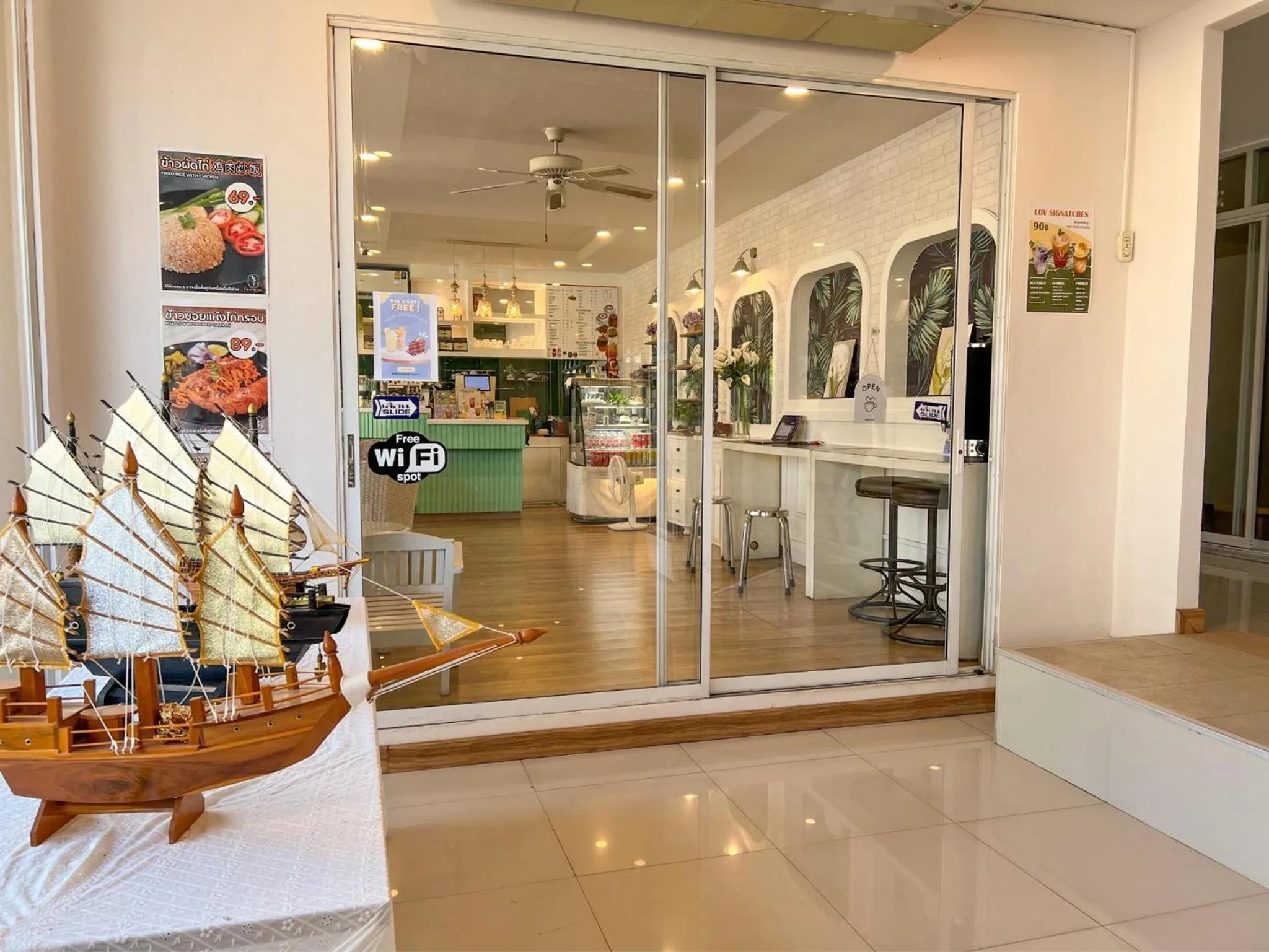 Food and drinks in Inspire House Hotel