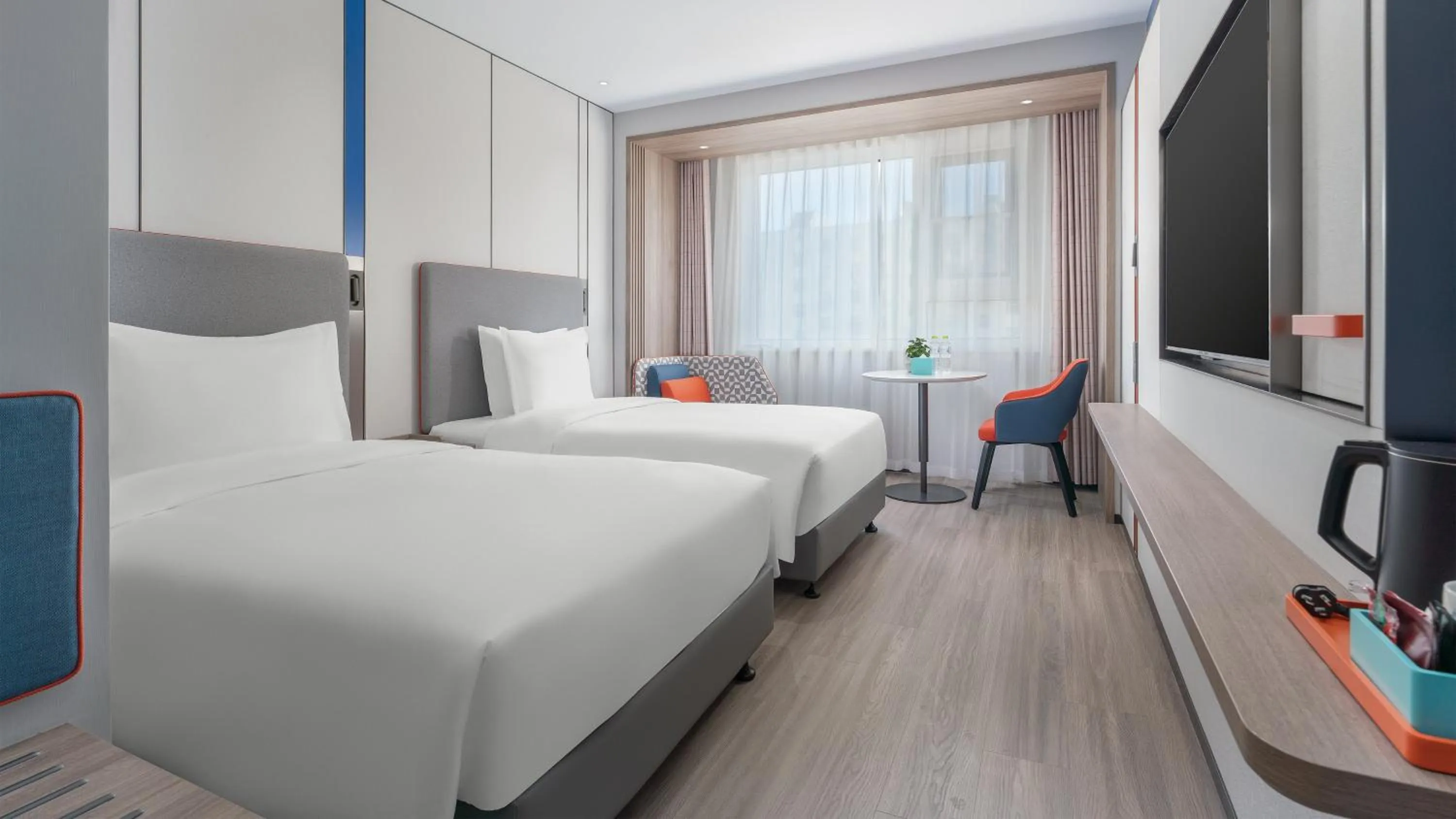 Photo of the whole room, Bed in Holiday Inn Express Qingdao Shibei by IHG
