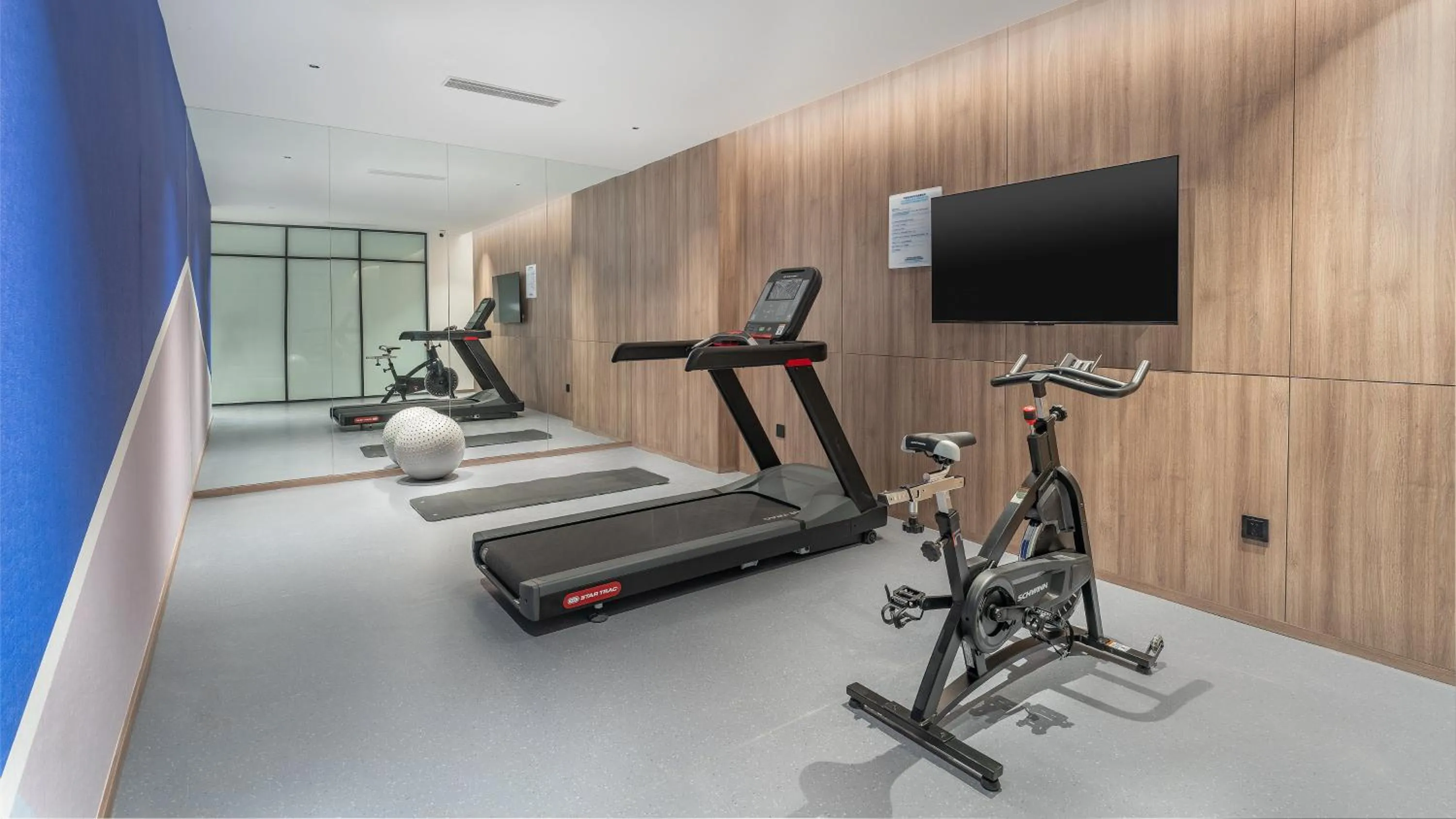 Fitness centre/facilities in Holiday Inn Express Qingdao Shibei by IHG