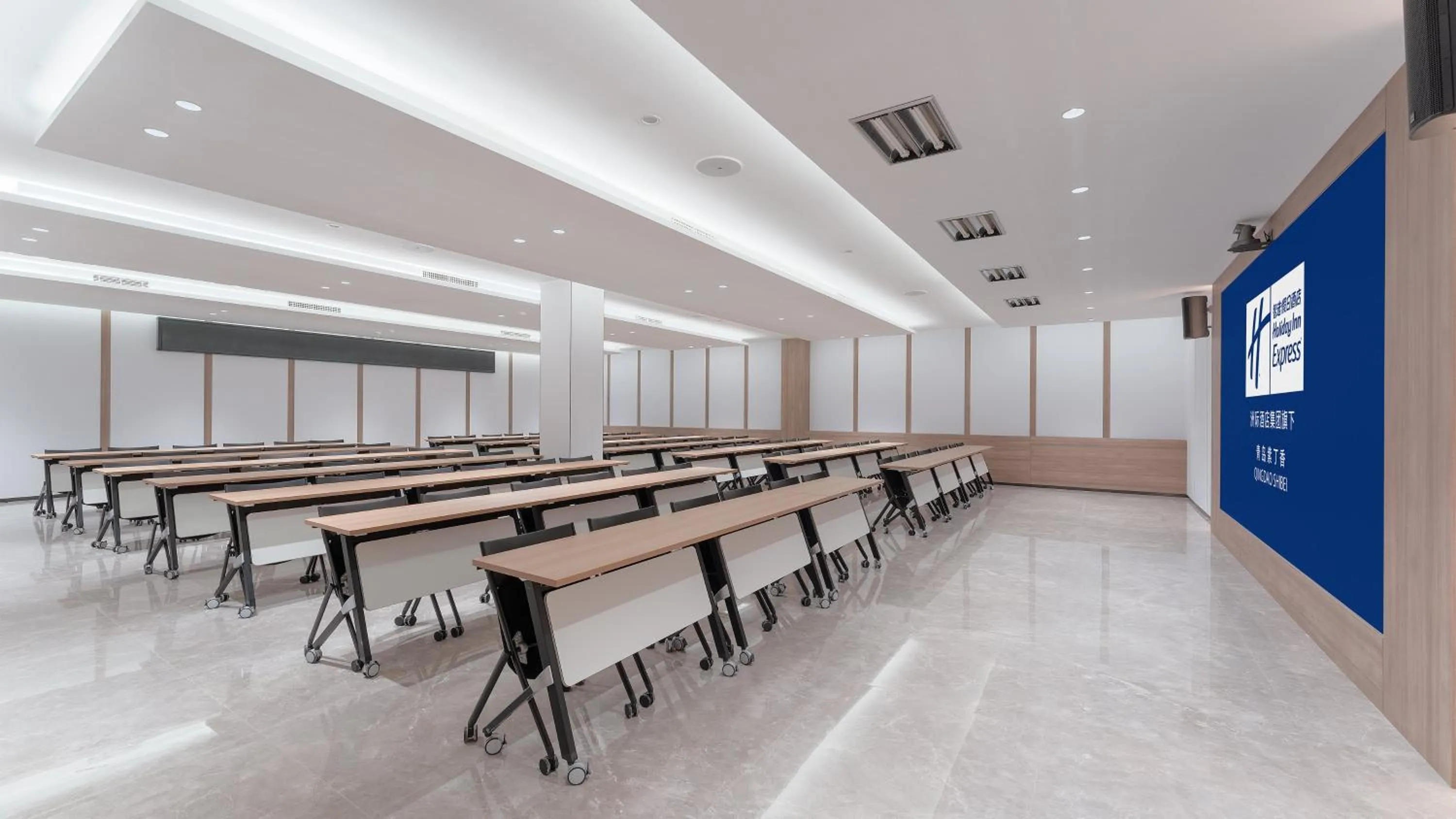 Meeting/conference room in Holiday Inn Express Qingdao Shibei by IHG
