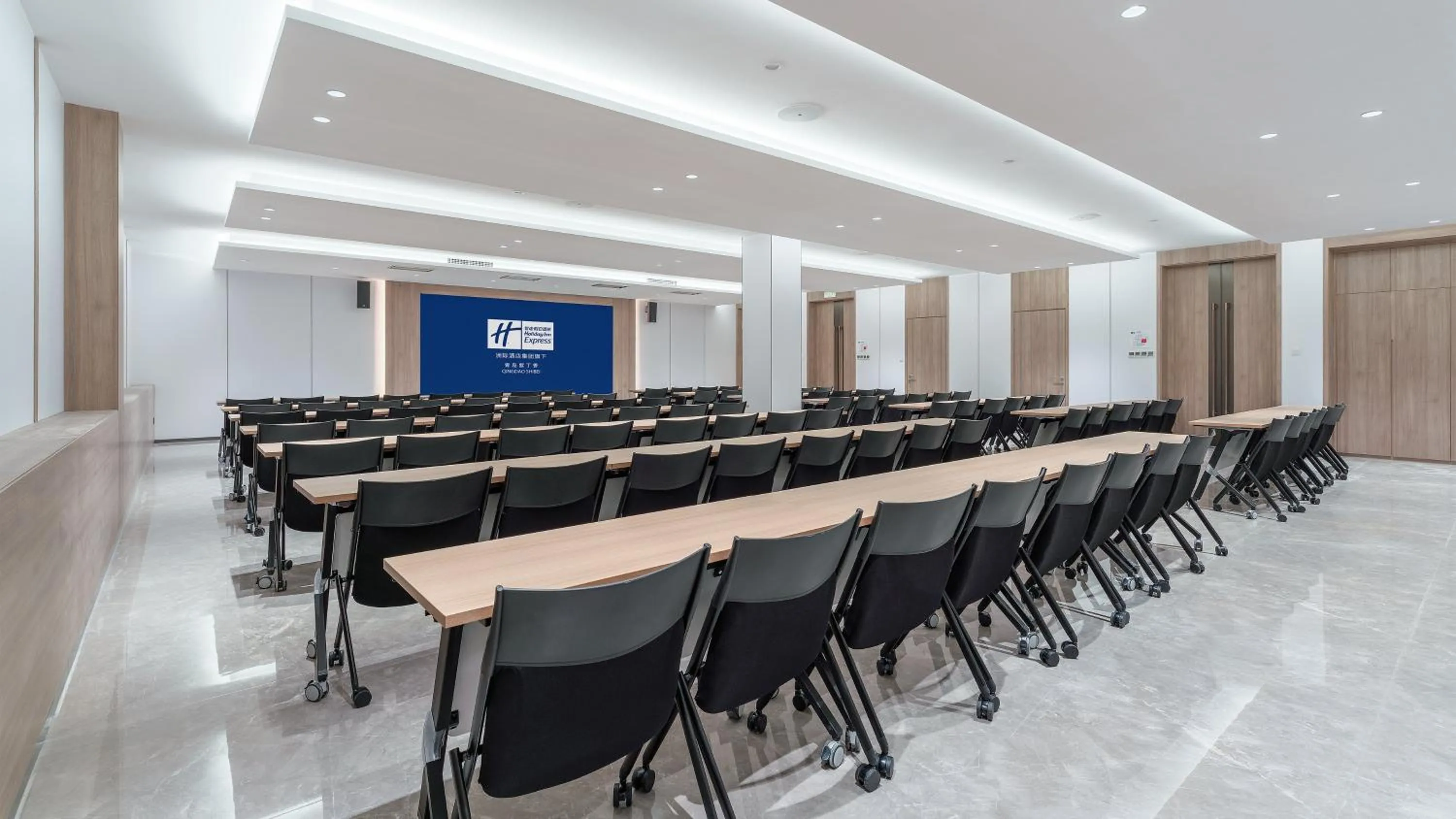 Meeting/conference room in Holiday Inn Express Qingdao Shibei by IHG