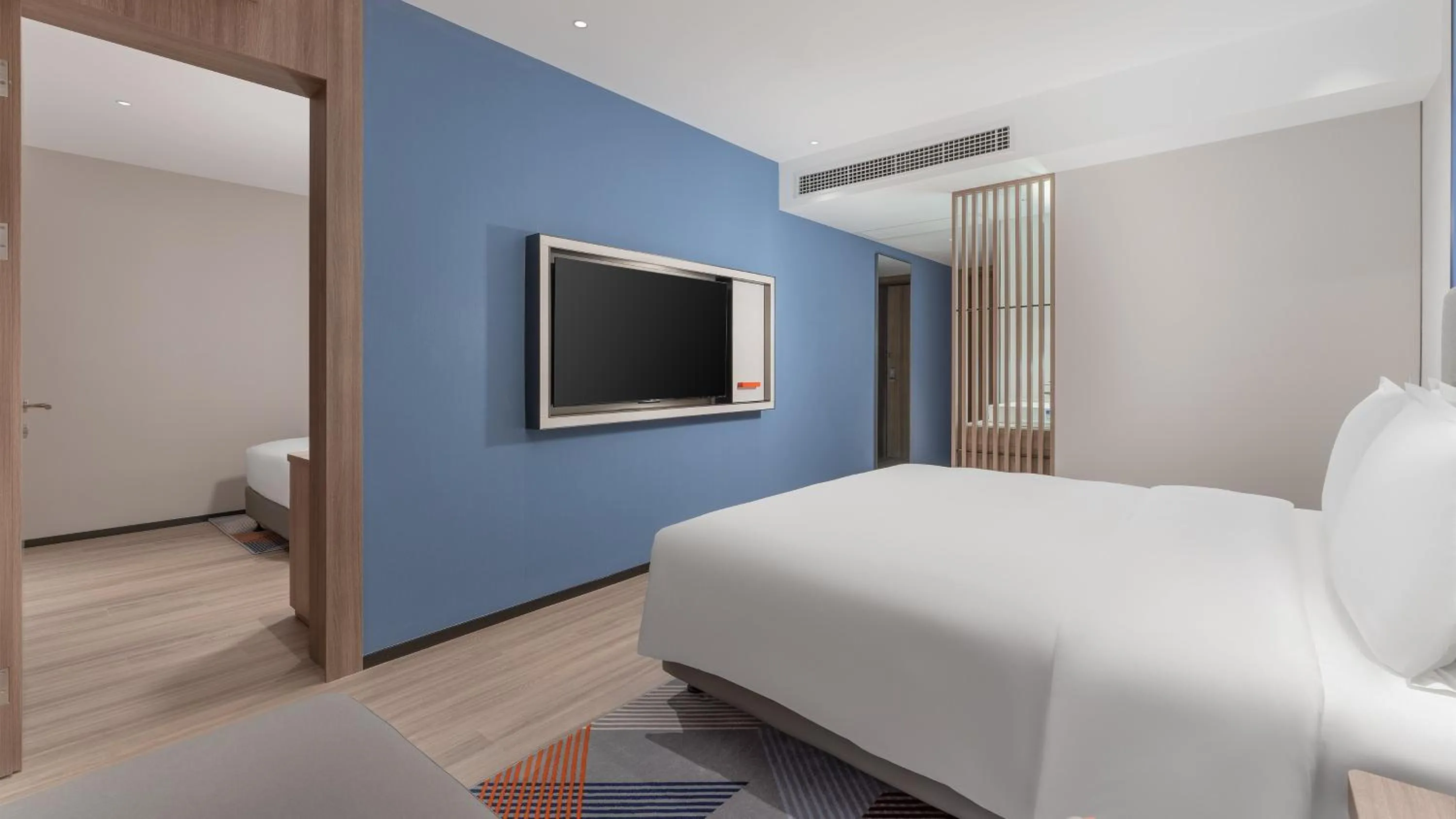 Photo of the whole room, Bed in Holiday Inn Express Qingdao Shibei by IHG