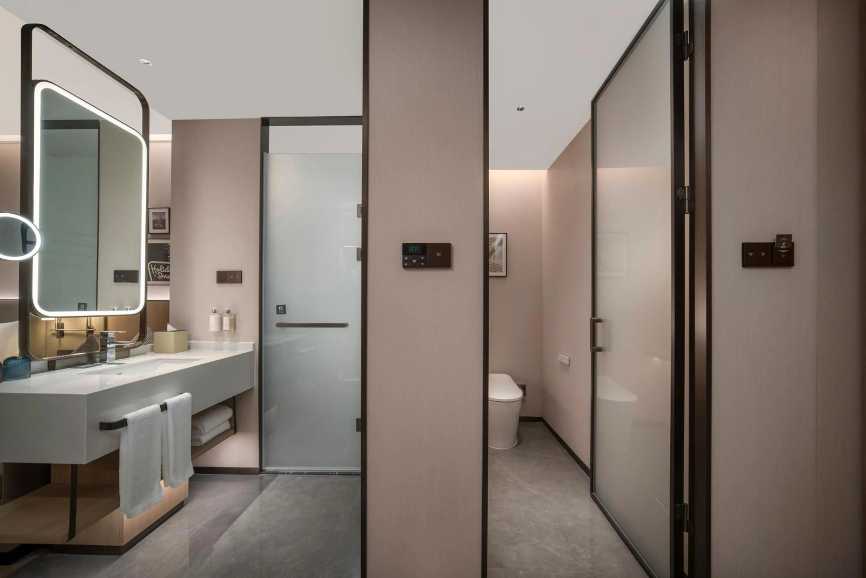 Photo of the whole room in Holiday Inn Express Qingdao Shibei by IHG