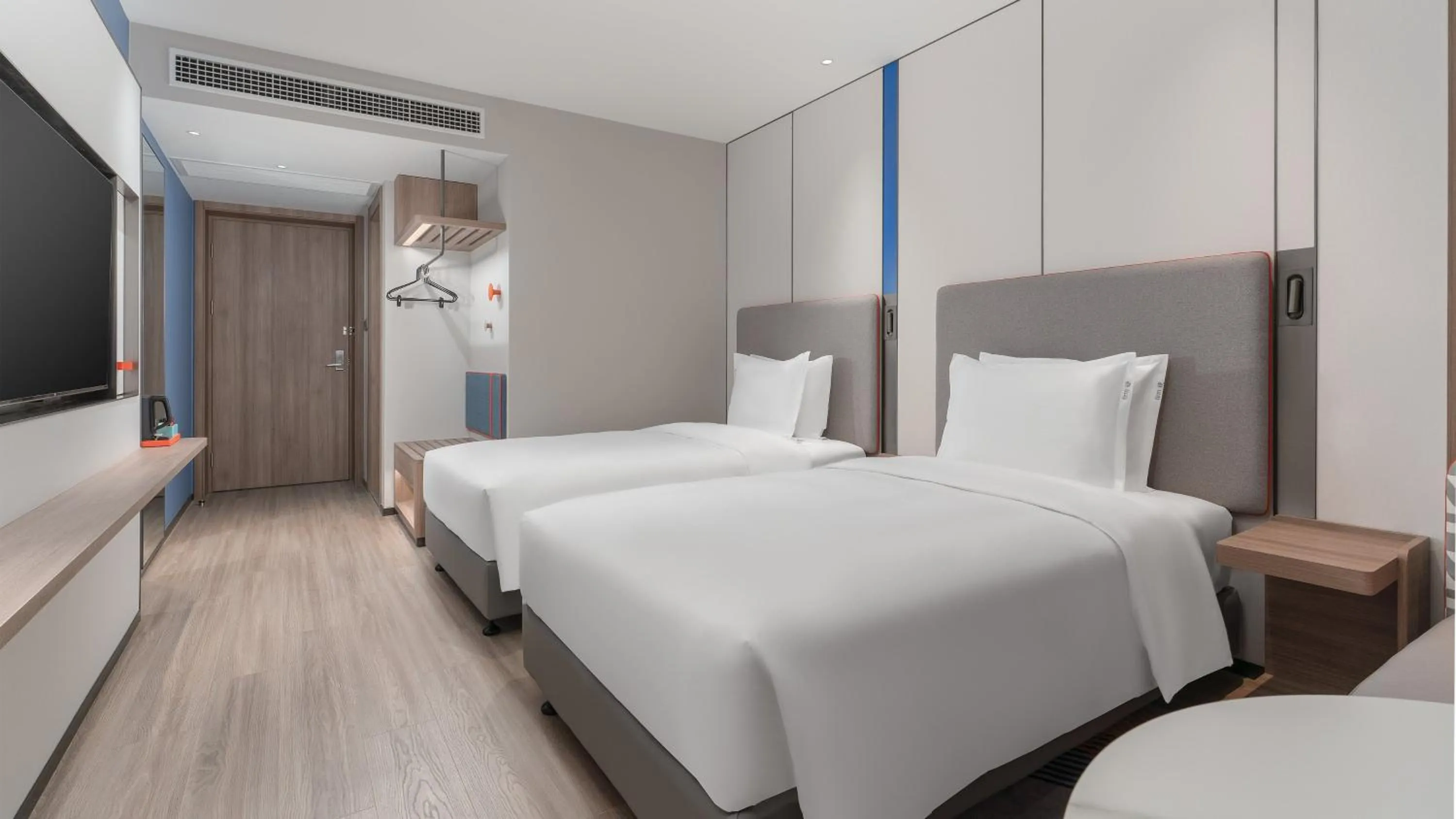 Photo of the whole room, Bed in Holiday Inn Express Qingdao Shibei by IHG