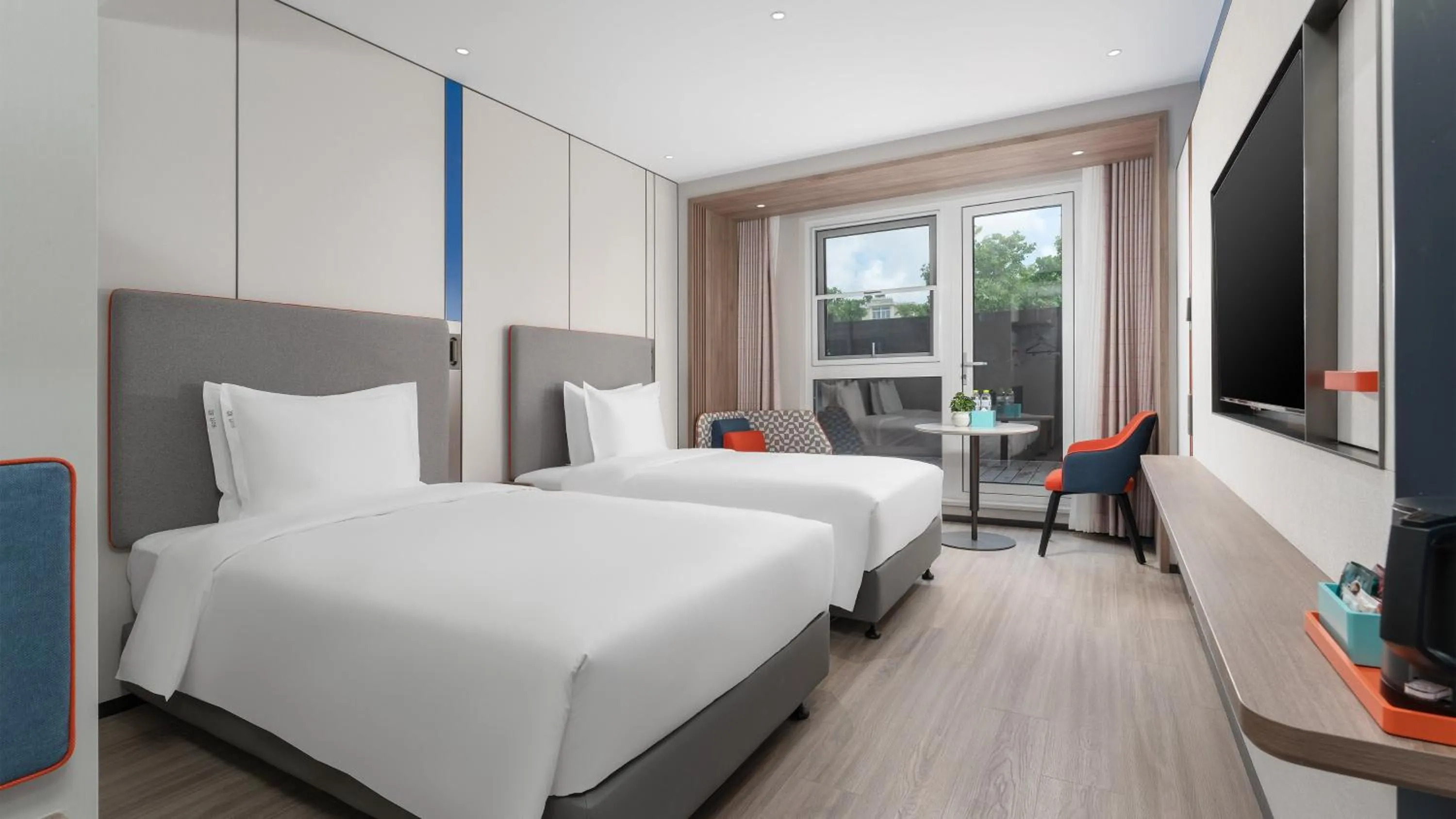 Photo of the whole room, Bed in Holiday Inn Express Qingdao Shibei by IHG