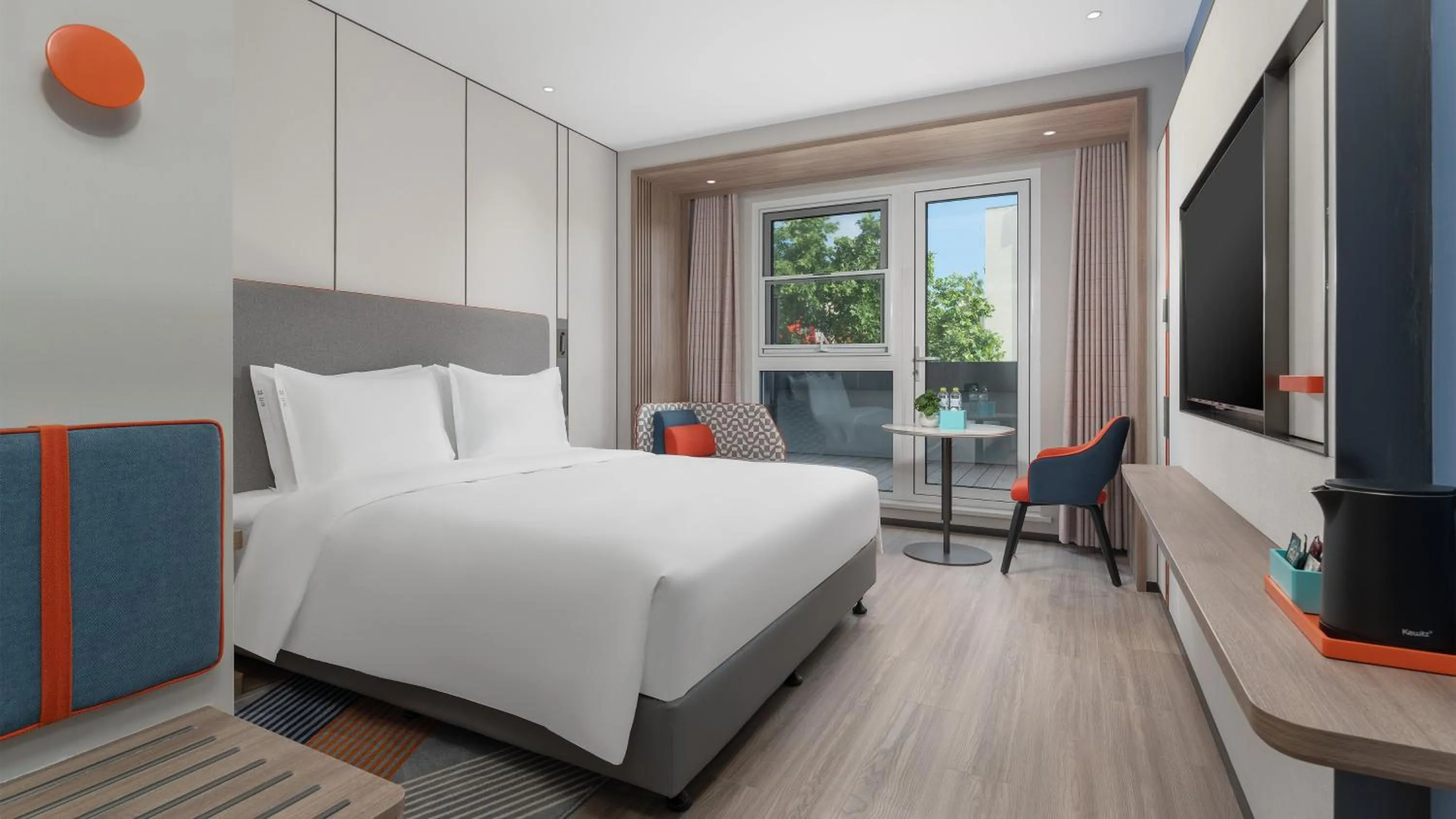 Photo of the whole room, Bed in Holiday Inn Express Qingdao Shibei by IHG