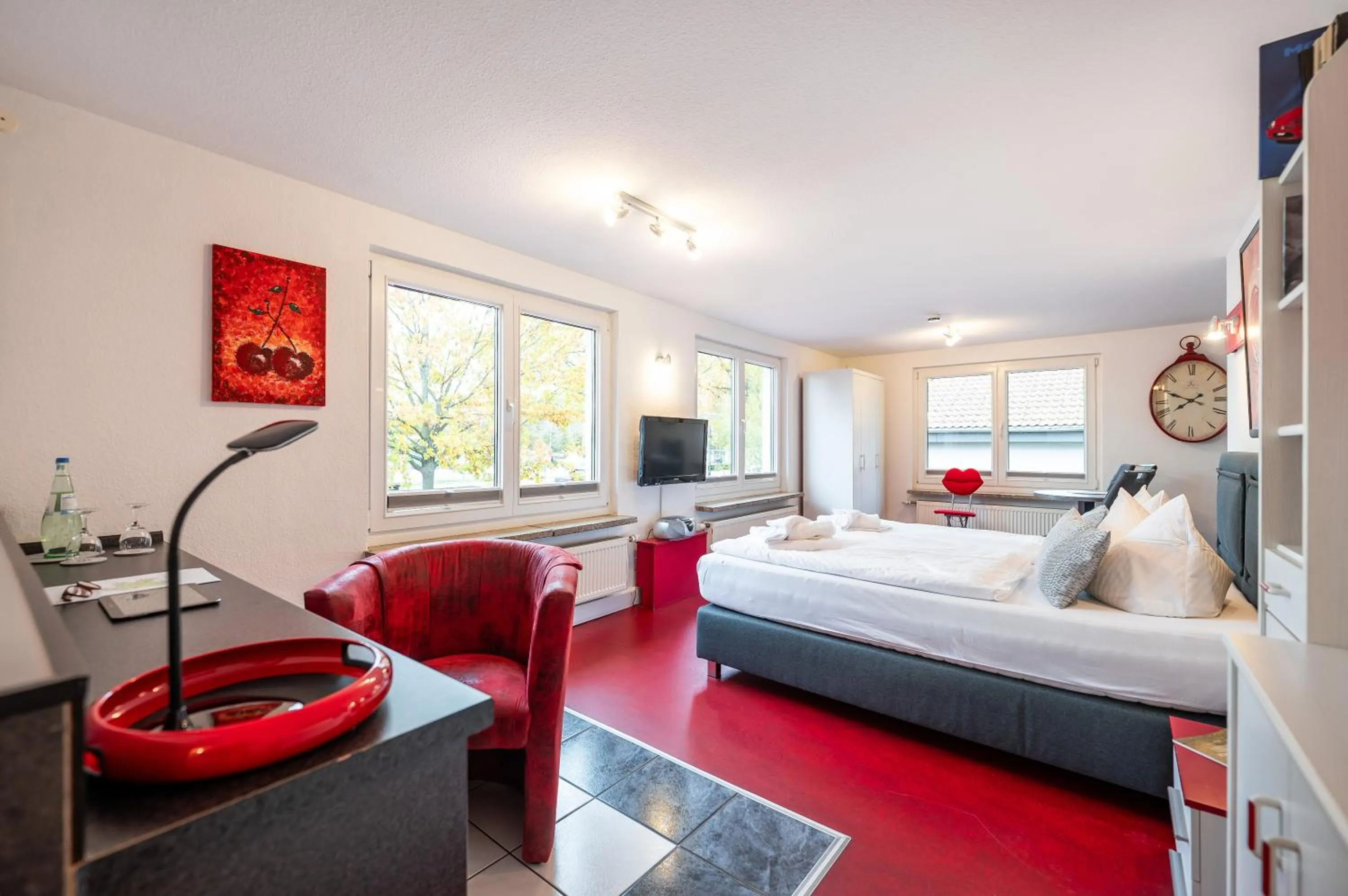 Photo of the whole room, Bed in Oma's Küche & Quartier