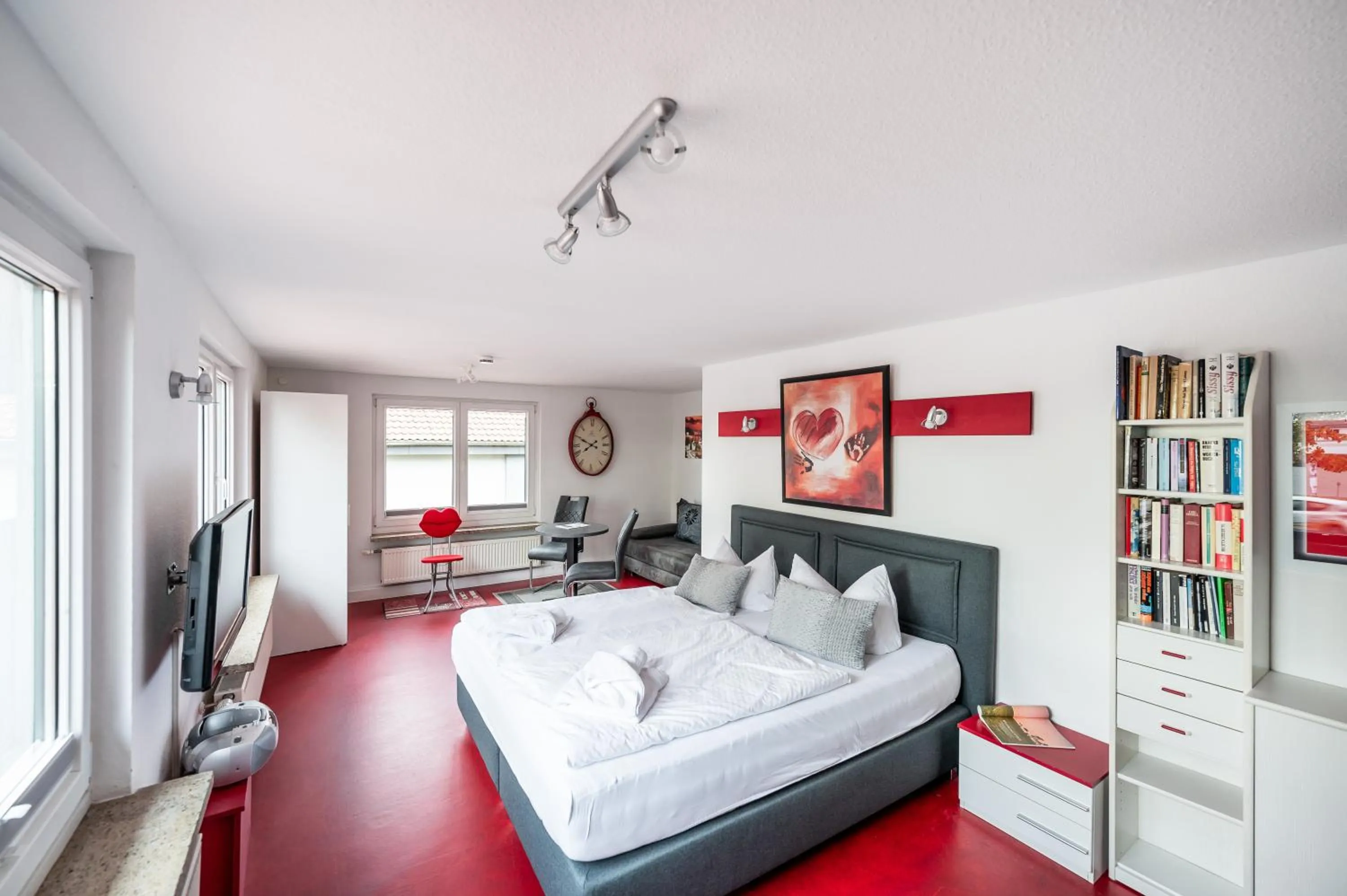 Photo of the whole room, Bed in Oma's Küche & Quartier