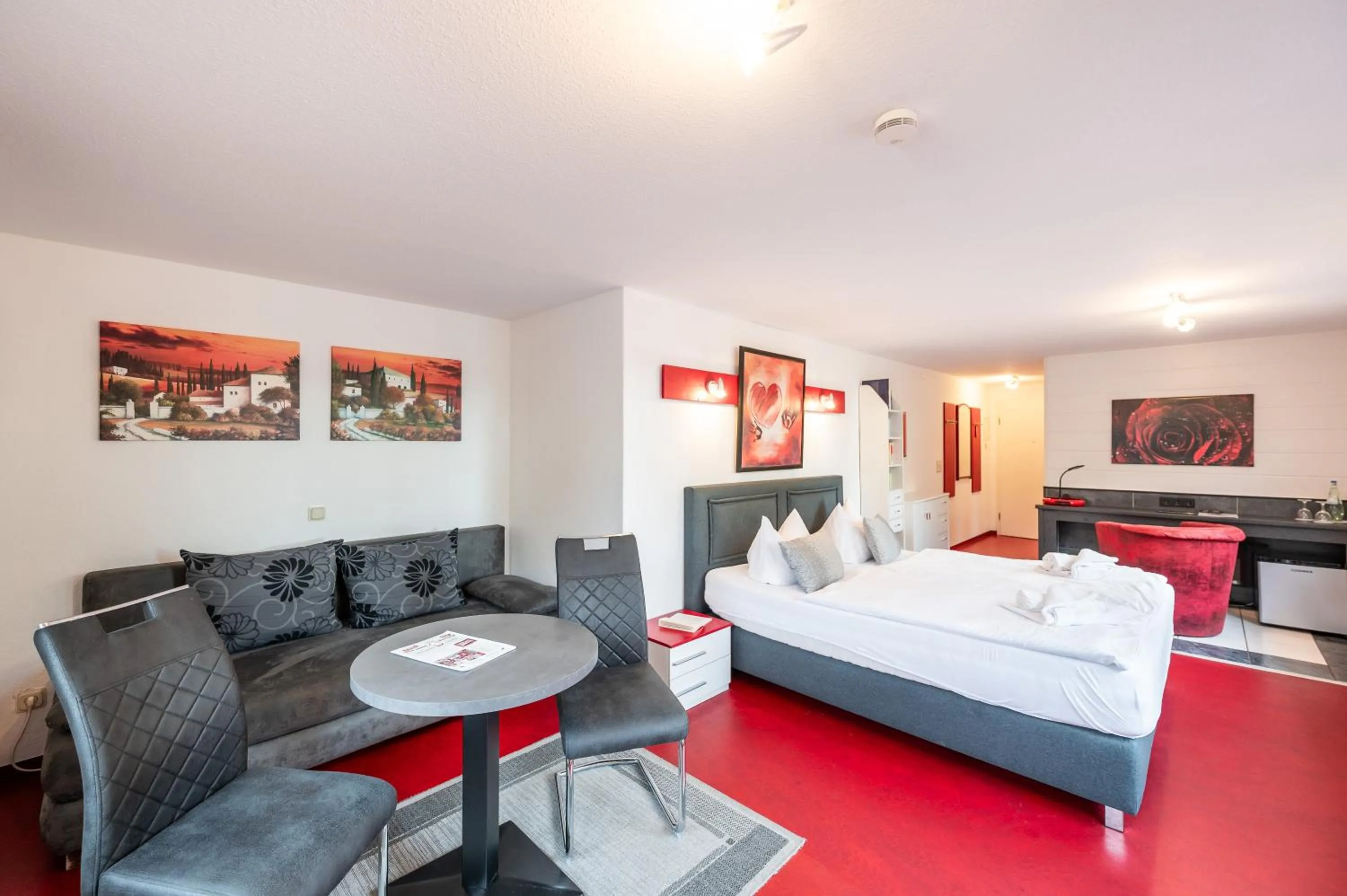 Photo of the whole room, Bed in Oma's Küche & Quartier