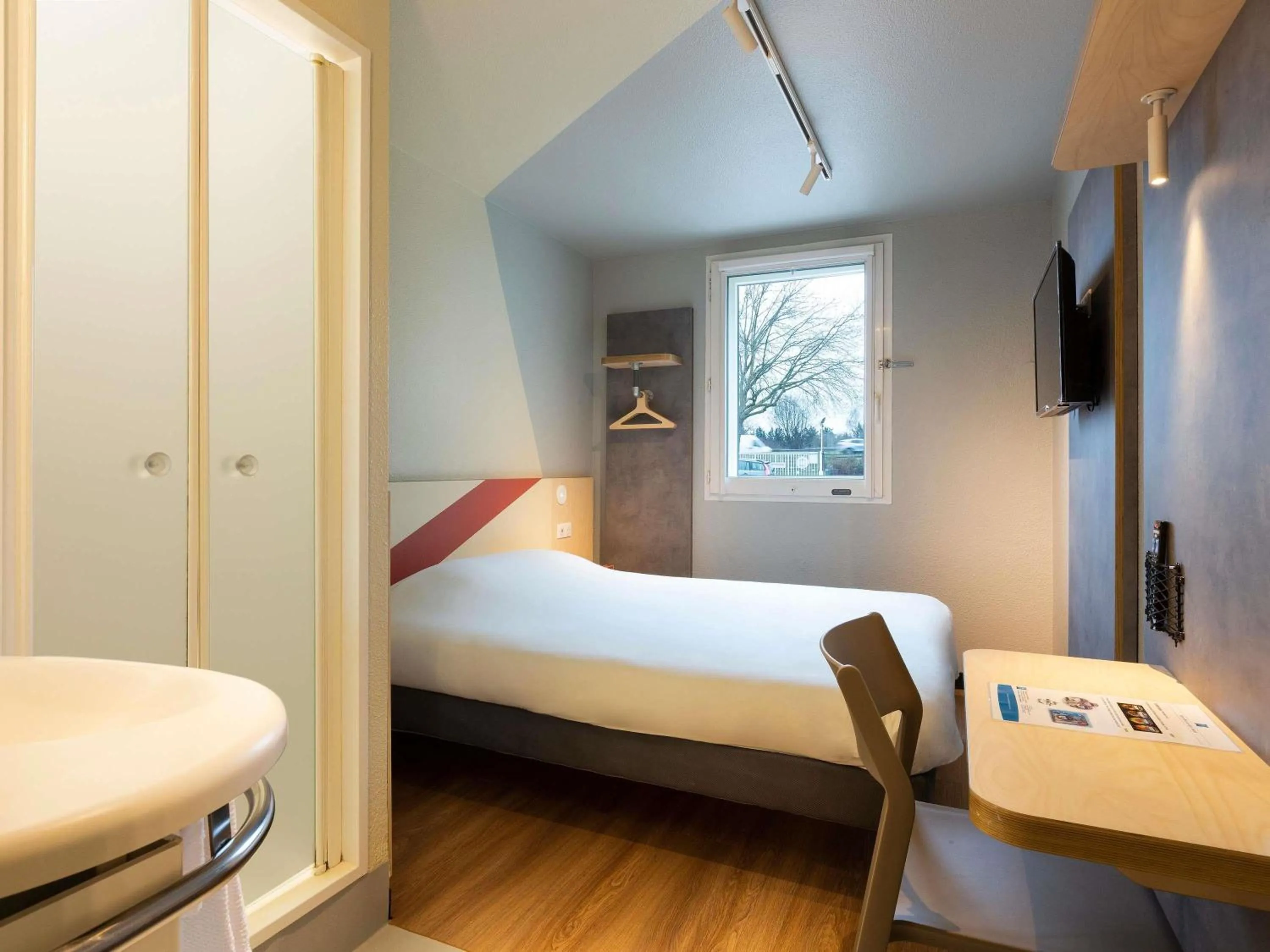 Bedroom, Bed in ibis budget Antony Massy rénové 2024