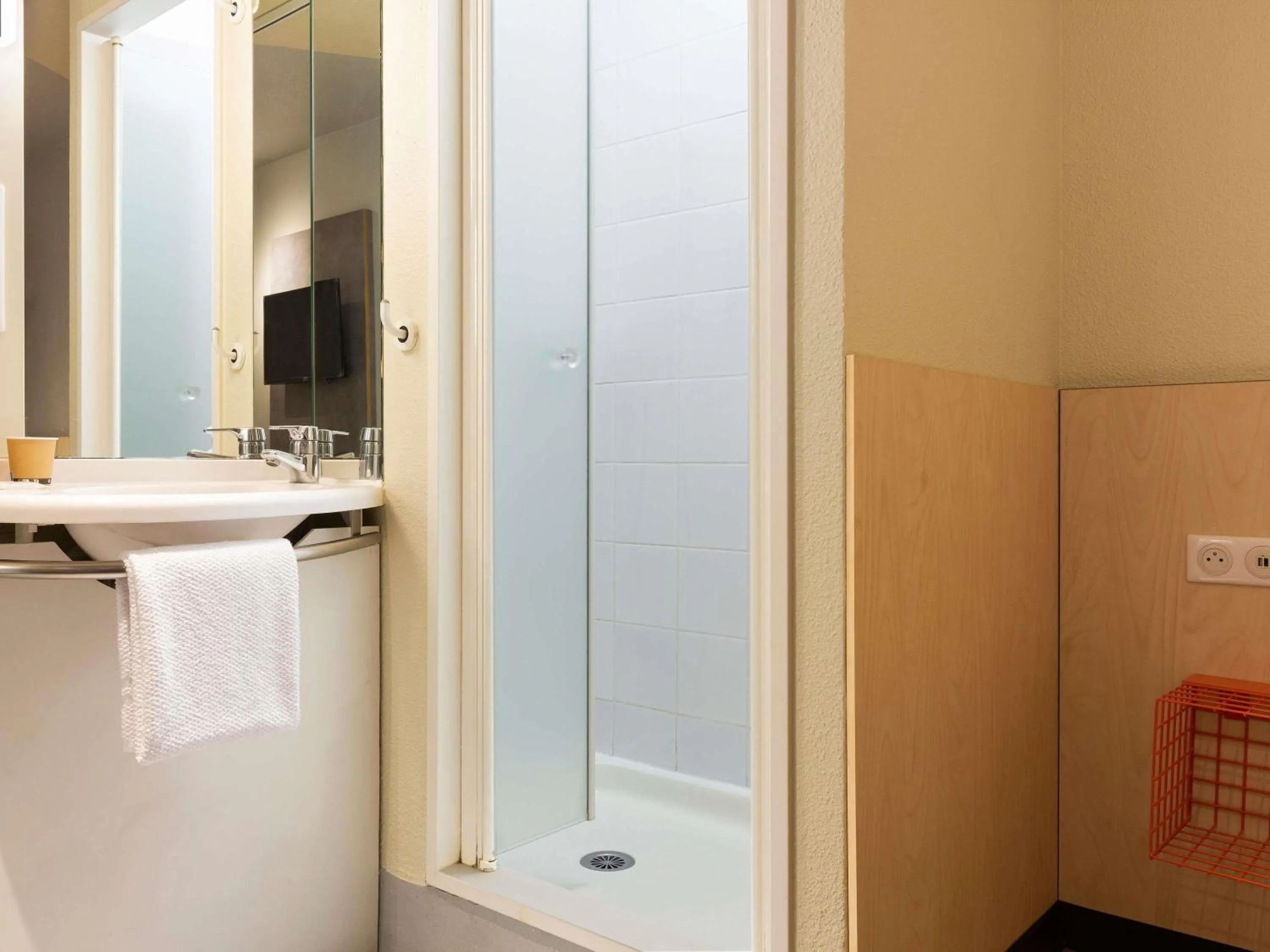 Bedroom in ibis budget Antony Massy rénové 2024