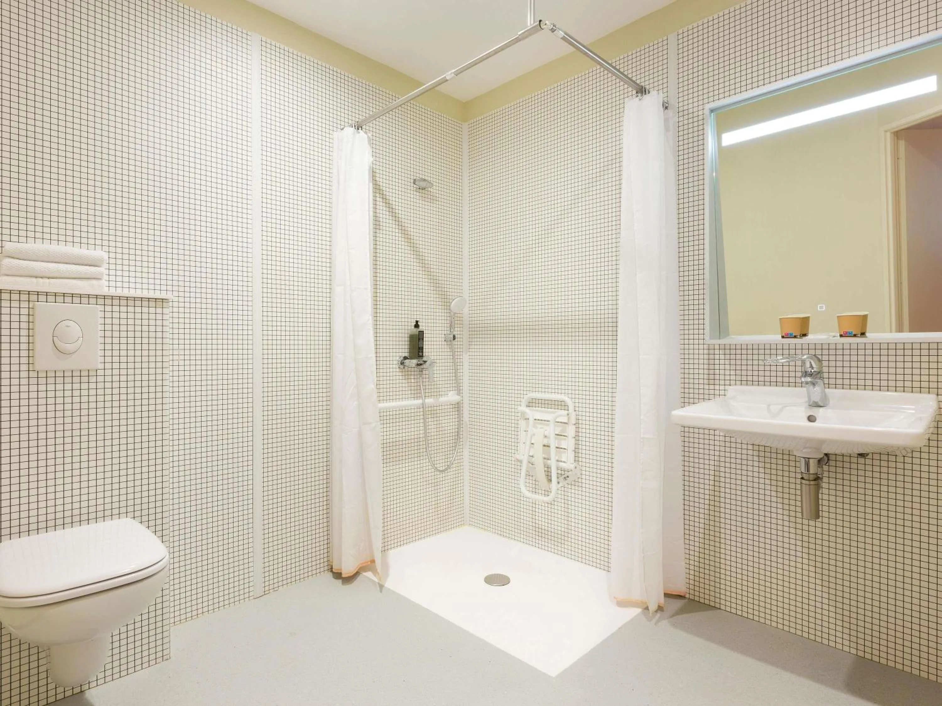 Bedroom in ibis budget Antony Massy rénové 2024