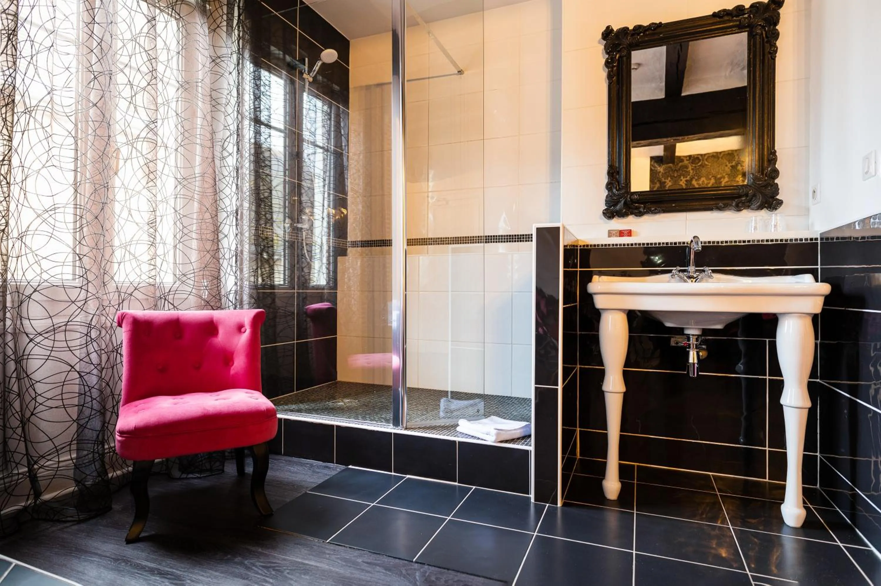 Bathroom in Logis Hotel Restaurant Le Cheval Blanc