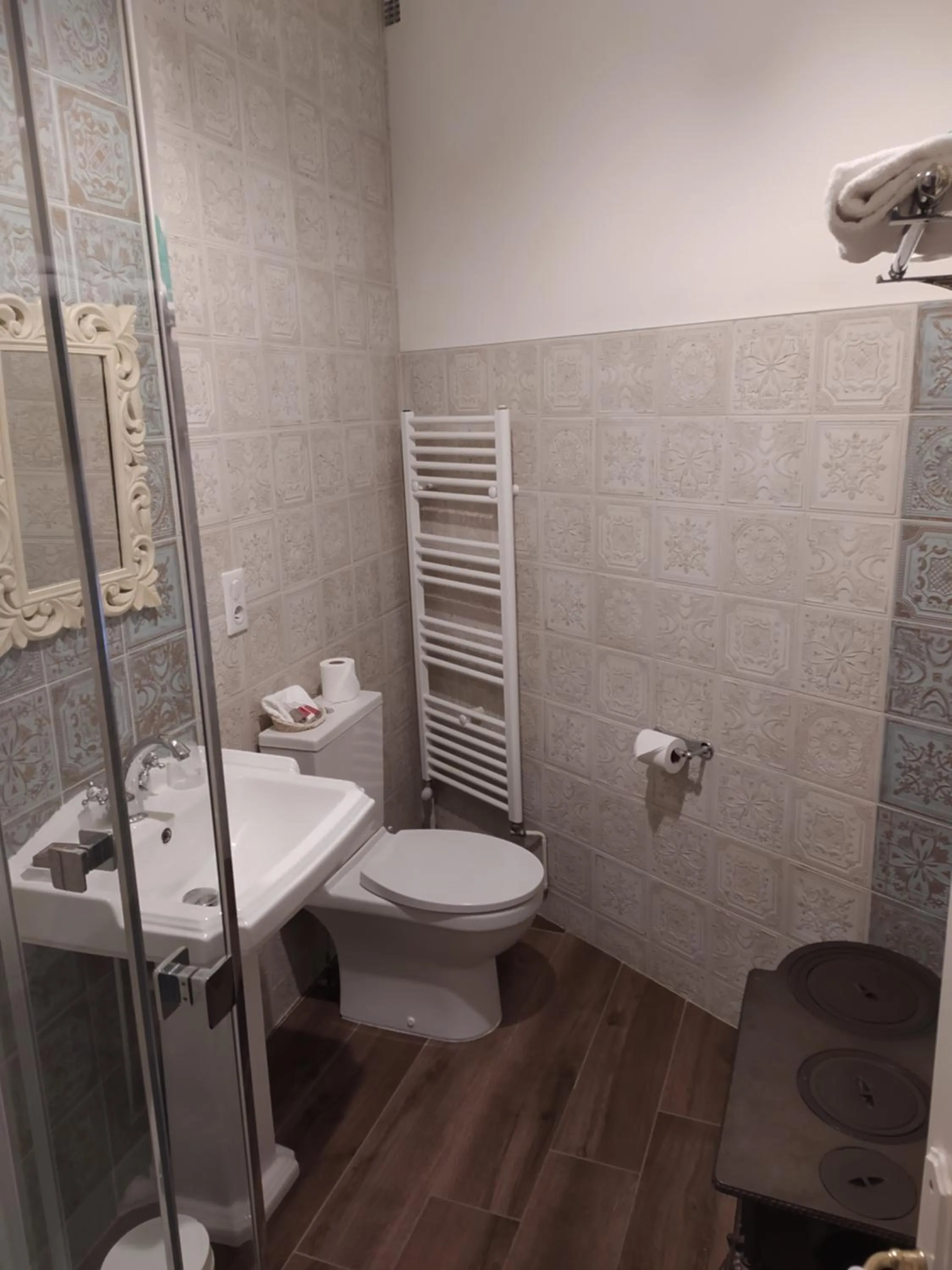 Bathroom in Logis Hotel Restaurant Le Cheval Blanc