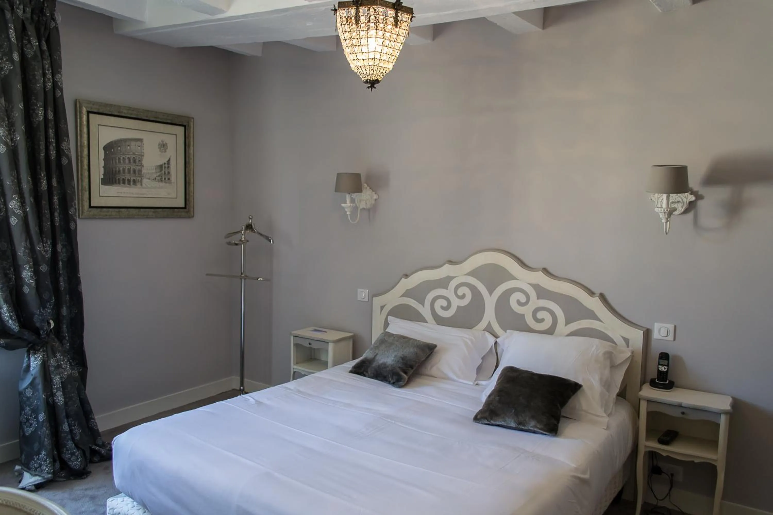 Photo of the whole room, Bed in Logis Hotel Restaurant Le Cheval Blanc