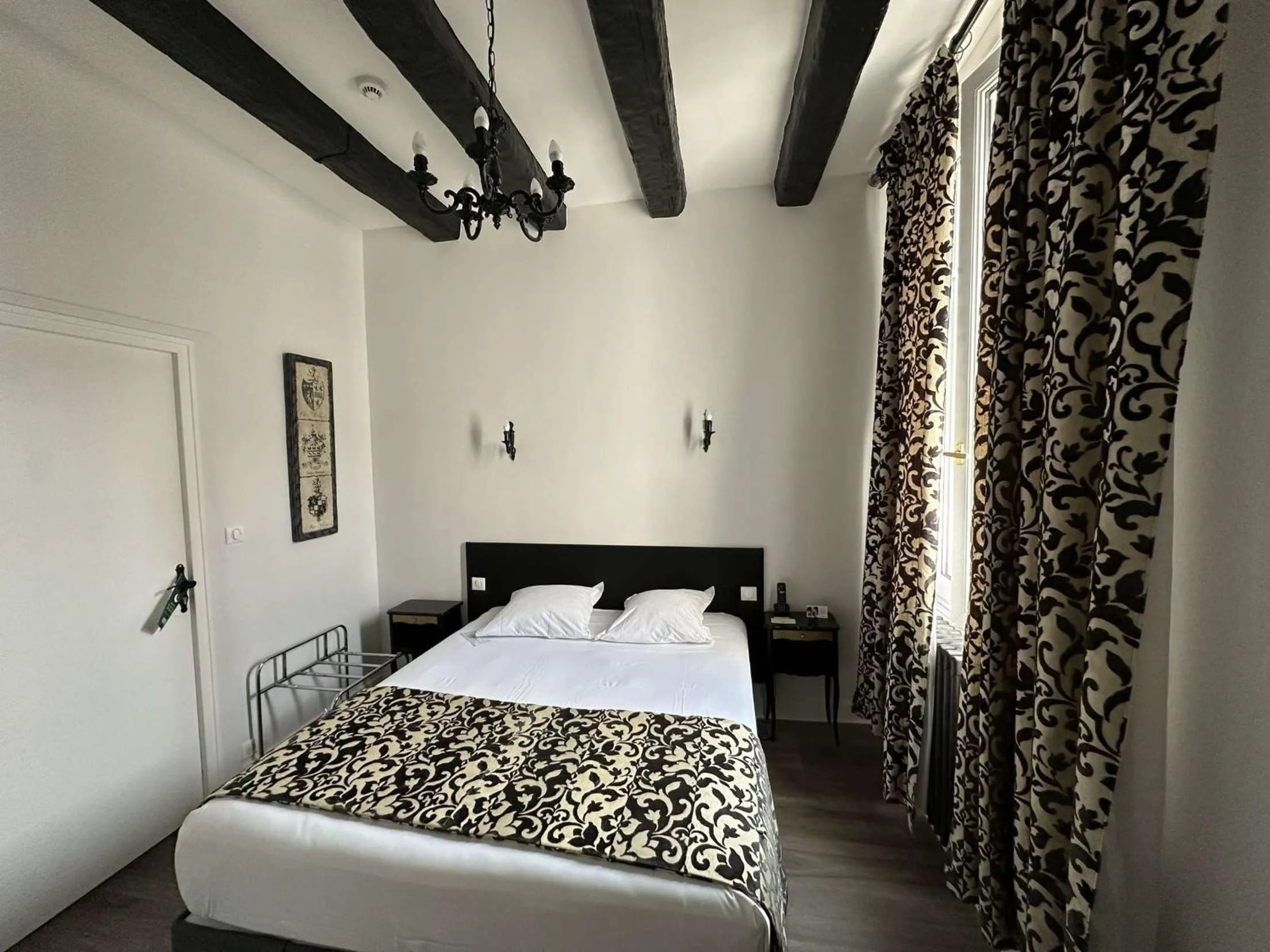 Bed in Logis Hotel Restaurant Le Cheval Blanc